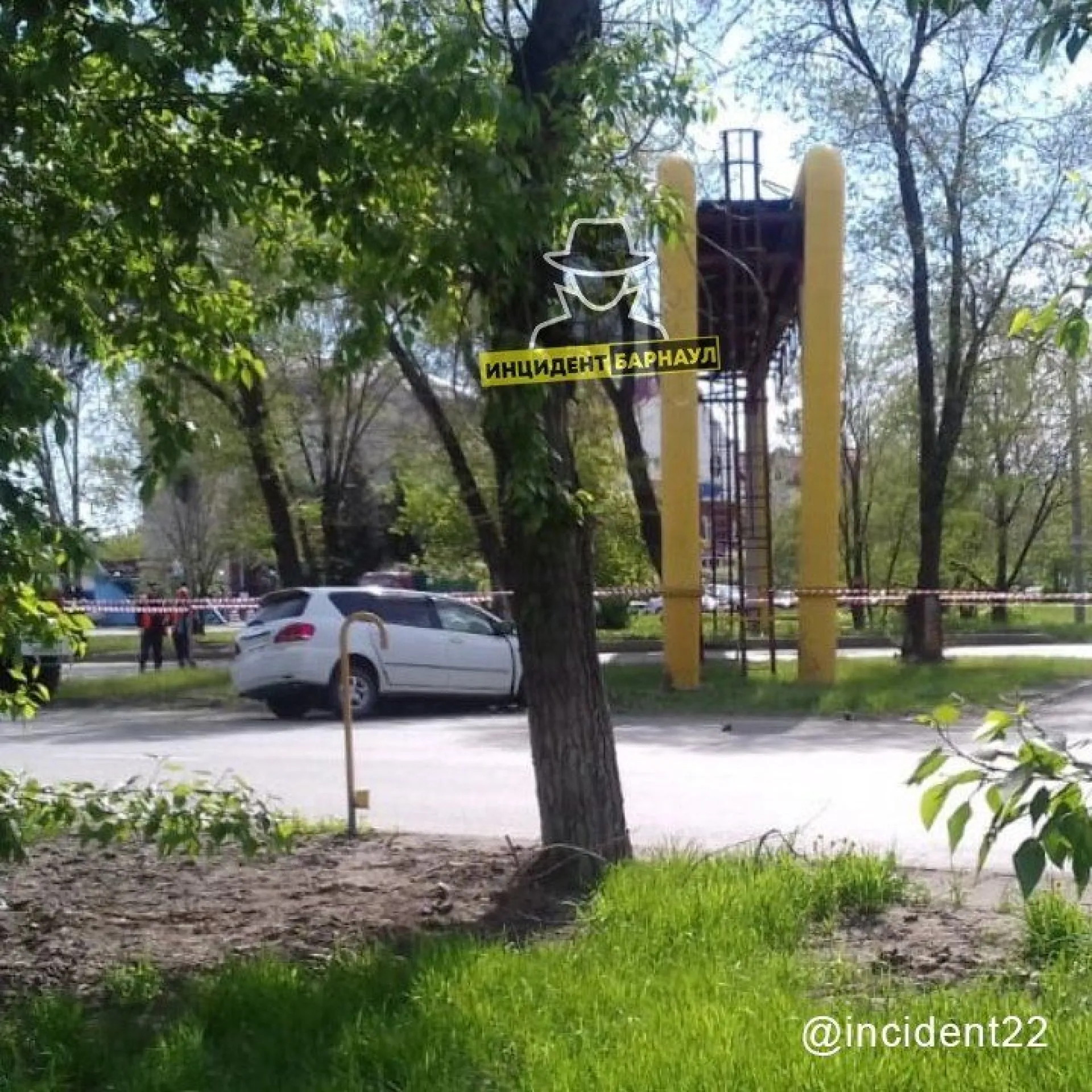 Автомобиль повредил газовую трубу в Барнауле Автомобиль повредил газовую трубу в Барнауле