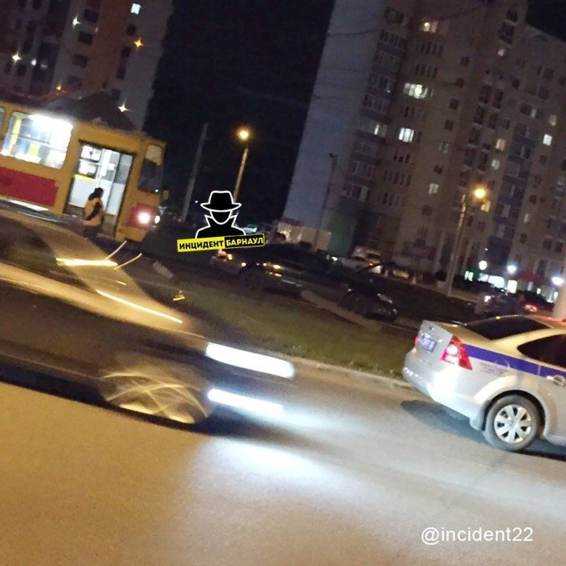 Соцсети: пьяный водитель выехал на трамвайные пути в Барнауле Соцсети: пьяный водитель выехал на трамвайные пути в Барнауле