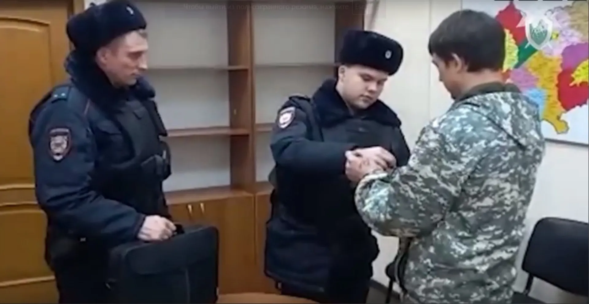 Подозреваемого в избиении велосипедиста с инвалидностью мужчину задержали и допросили в Барнауле Подозреваемого в избиении велосипедиста с инвалидностью мужчину задержали и допросили в Барнауле