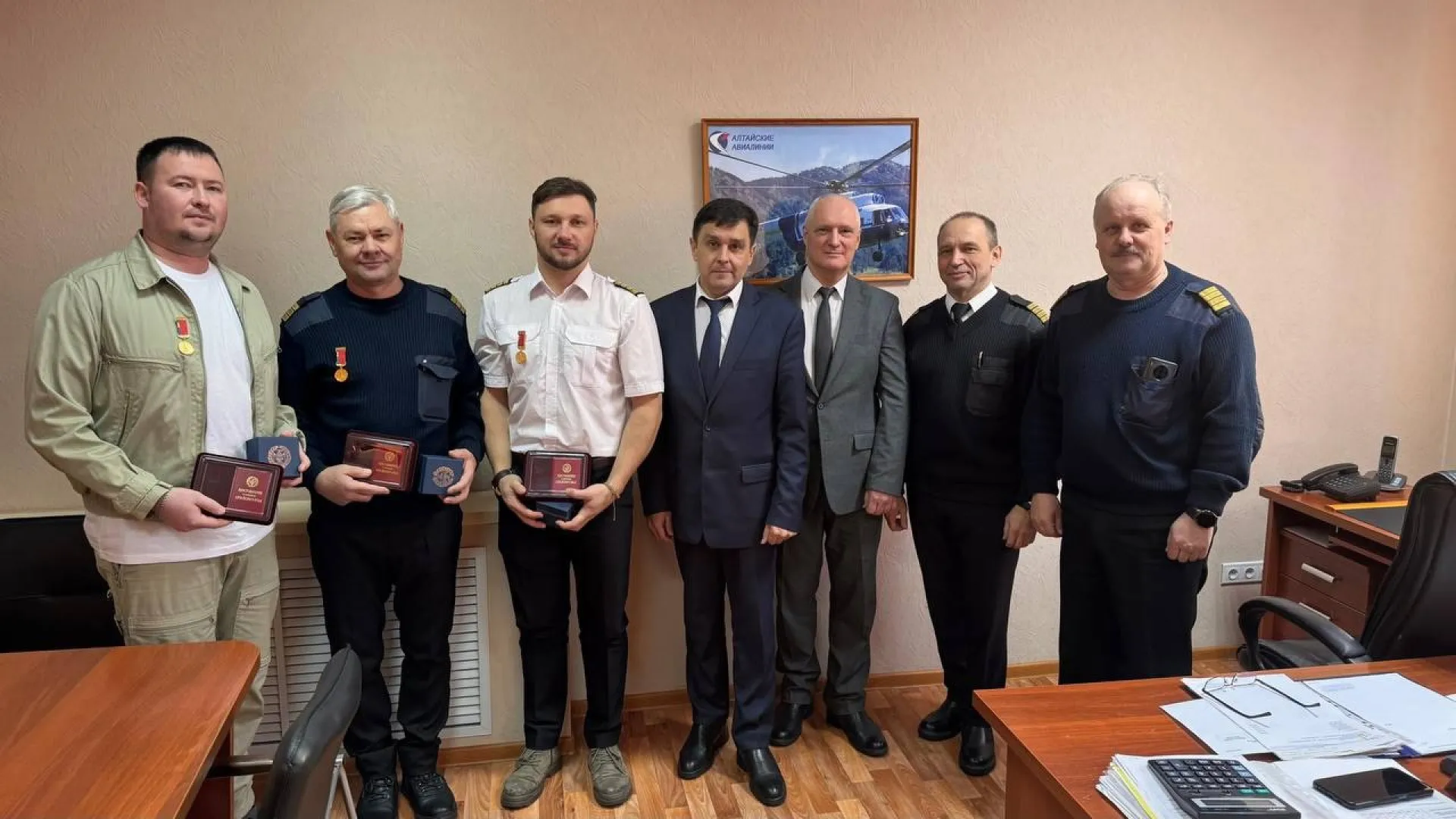 Экипаж вертолёта, спасавший людей с Синюхи, наградили медалями Экипаж вертолёта, спасавший людей с Синюхи, наградили медалями
