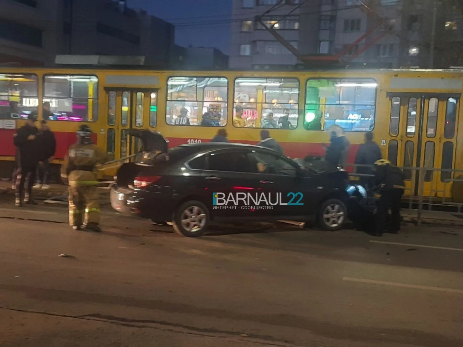 Очередная иномарка влетела в ограждение на остановке в Барнауле Очередная иномарка влетела в ограждение на остановке в Барнауле