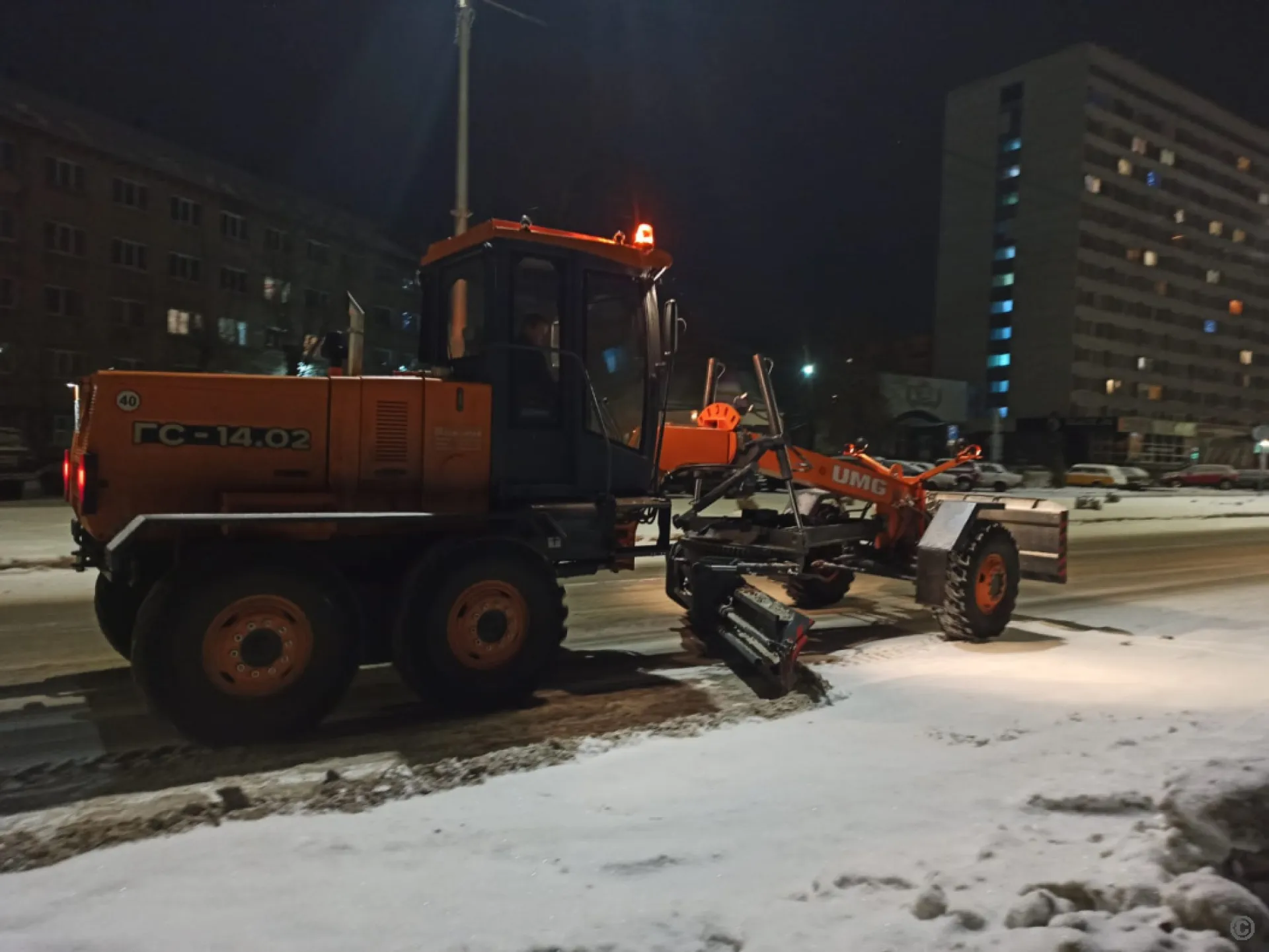 119 единиц техники работало на дорогах Барнаула ночью 119 единиц техники работало на дорогах Барнаула ночью