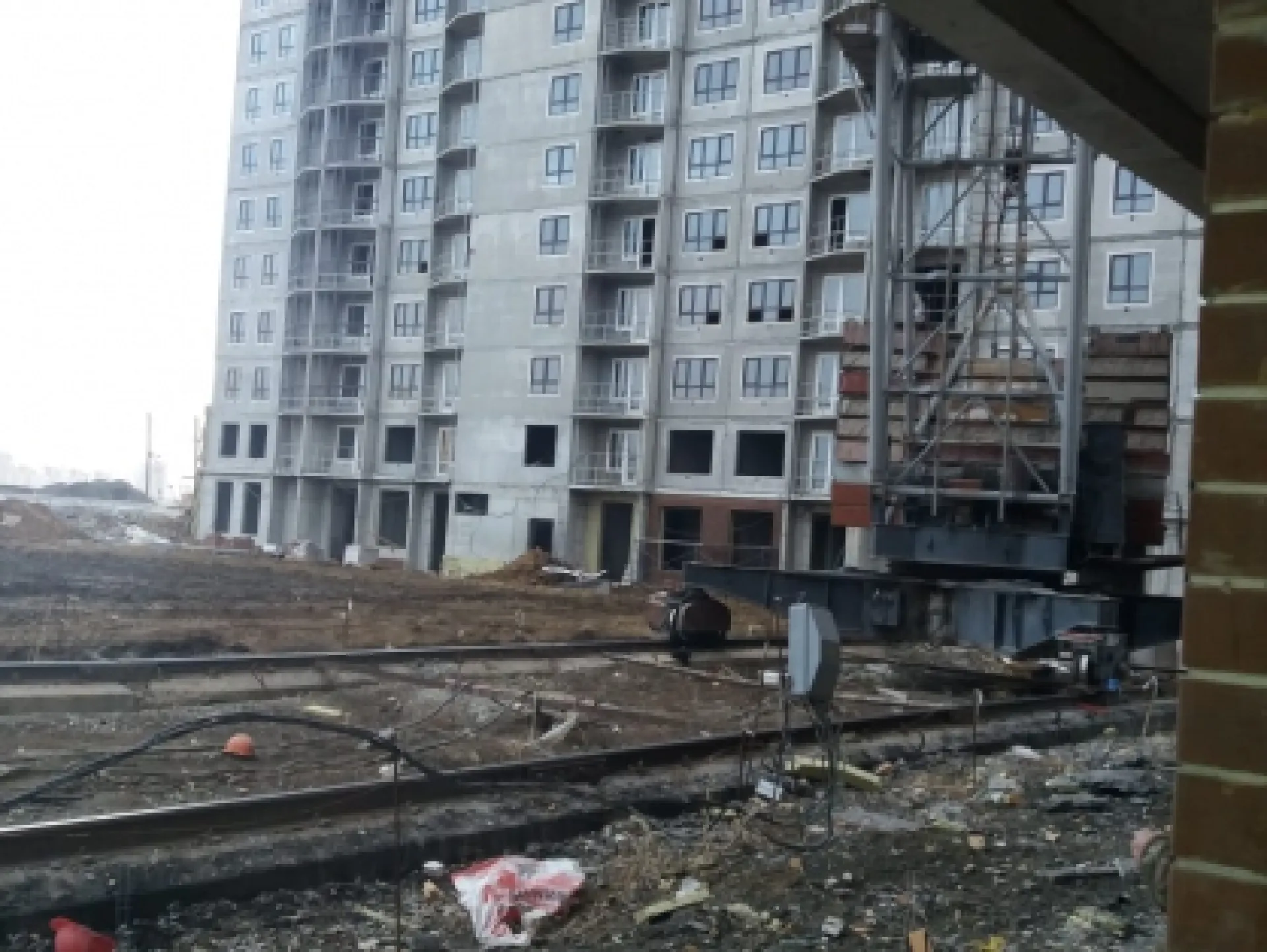 Следственный комитет начал проверку по факту гибели строителя в Барнауле