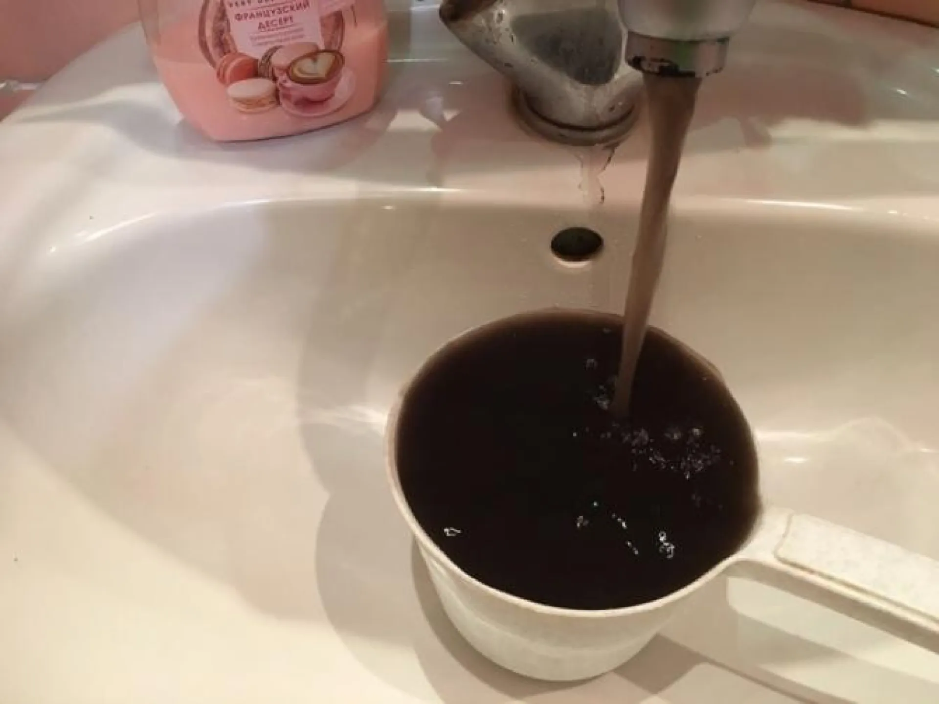 Чёрная вода бежит из крана у жителей посёлка Центральный