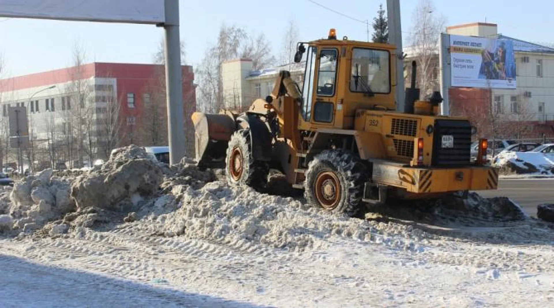 Более 300 тысяч кубометров снега вывезли с улиц Барнаула 