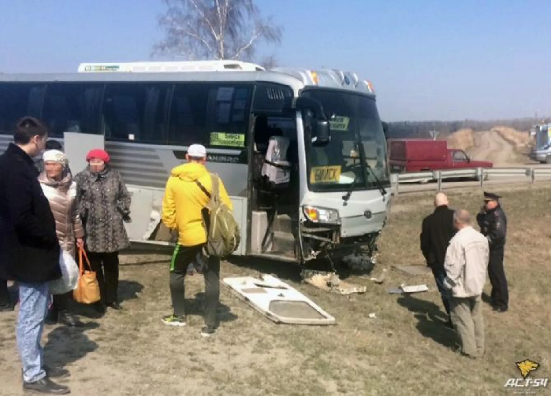 Автобус «Новосибирск – Бийск» врезался в отбойник на трассе Автобус «Новосибирск – Бийск» врезался в отбойник на трассе