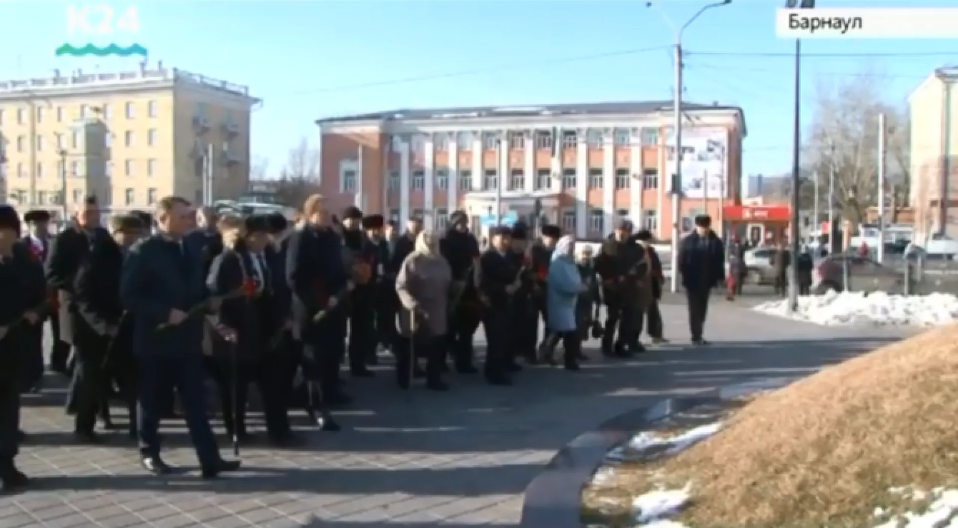Виктор Томенко и первоцелинники возложили цветы к памятнику переселенцам на Алтай