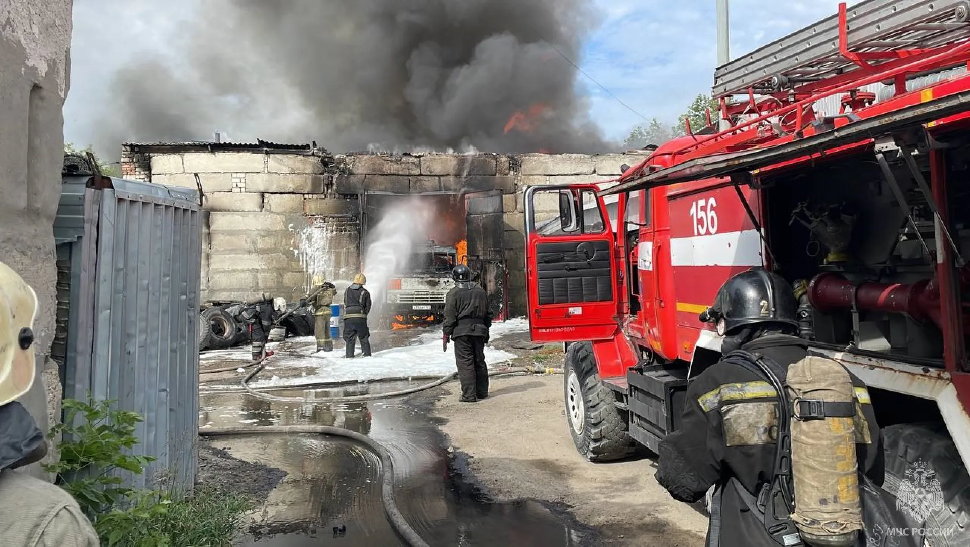 Гаражи с автомобилями загорелись на проспекте Энергетиков в Барнауле Гаражи с автомобилями загорелись на проспекте Энергетиков в Барнауле