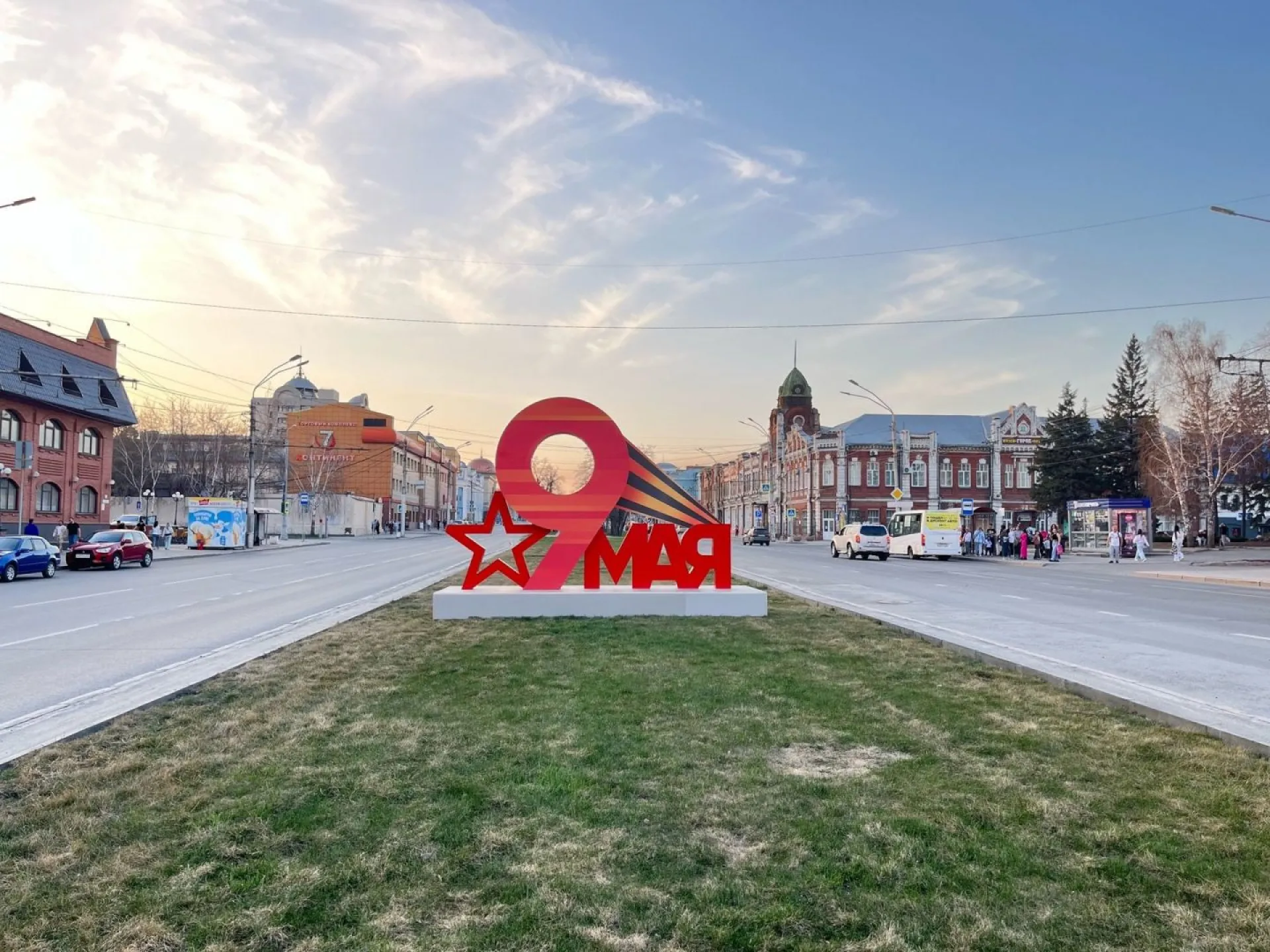 Барнаул украшают к 9 Мая. Фото Барнаул украшают к 9 Мая. Фото