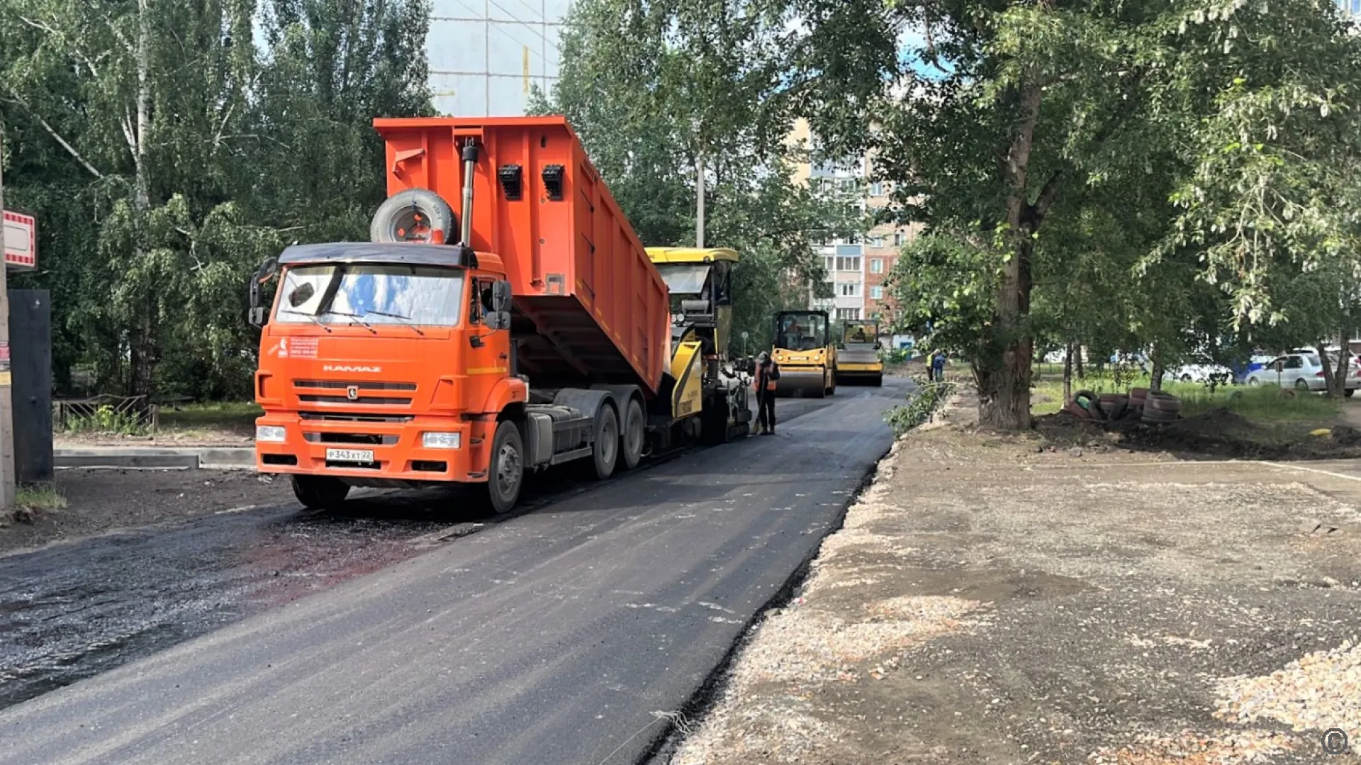 К асфальтированию одной из улиц приступили в Барнауле К асфальтированию одной из улиц приступили в Барнауле