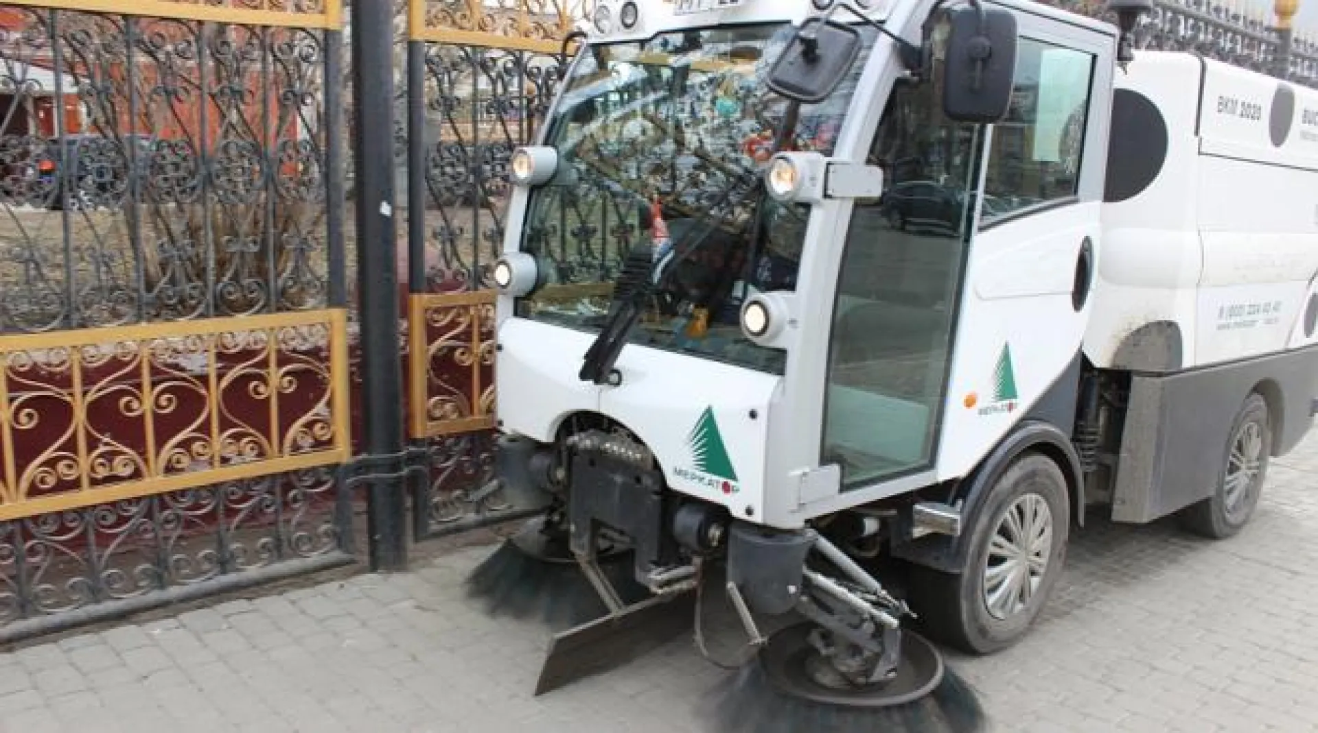 Коммунальная спецтехника очищает от пыли дороги и тротуары Барнаула