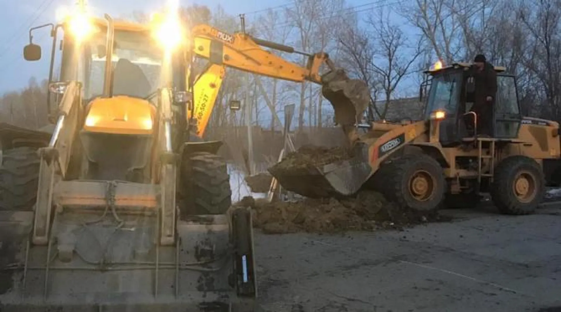 Водопропускные трубы меняют под дорогой в пригороде Барнаула