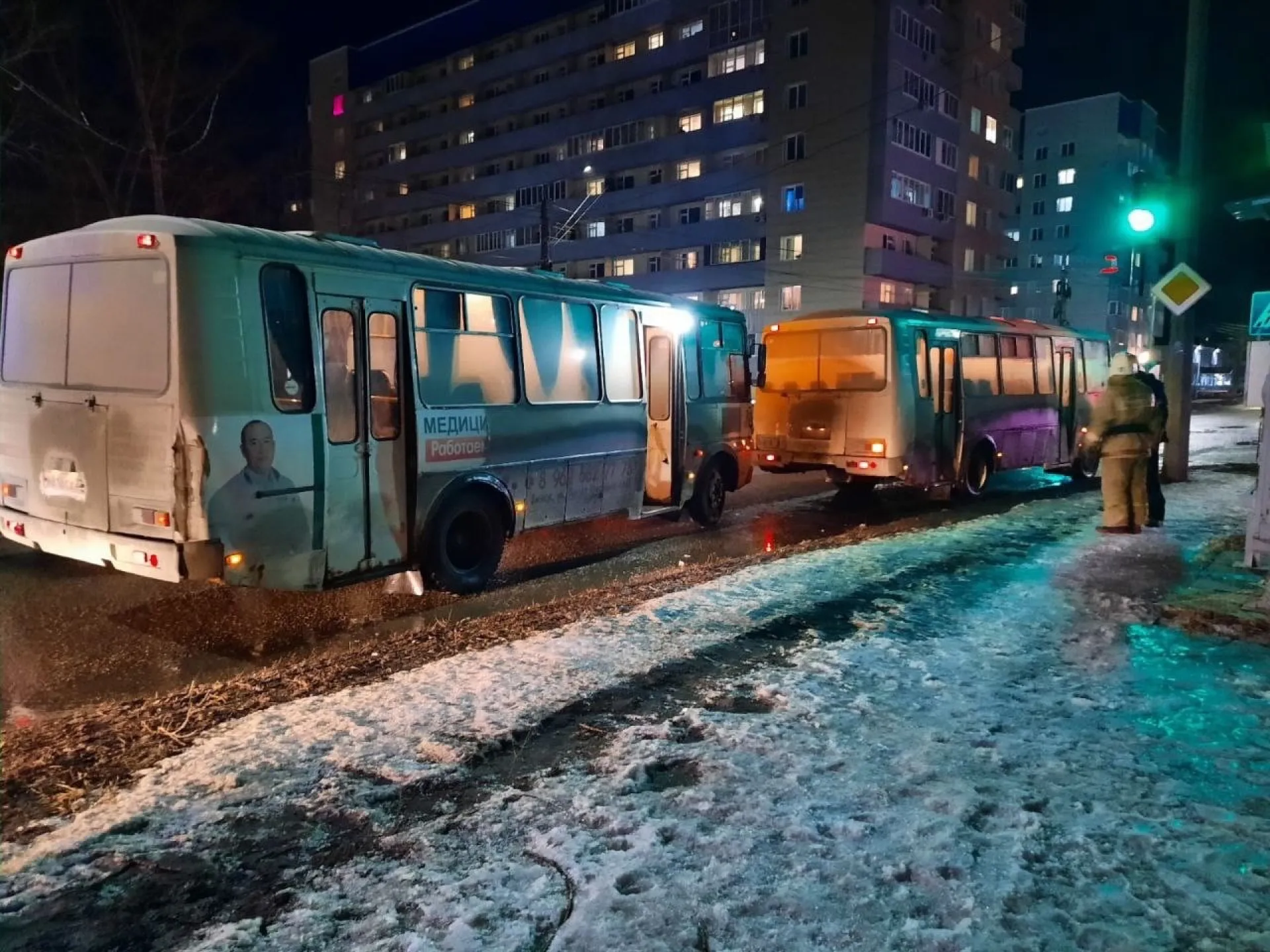 Два автобуса № 35 столкнулись в Бийске Два автобуса № 35 столкнулись в Бийске
