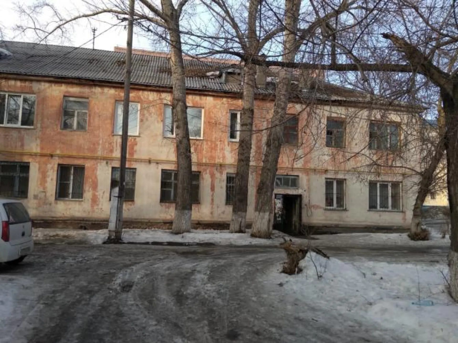 Жильцы аварийного полувекового дома в Барнауле опасаются обрушения