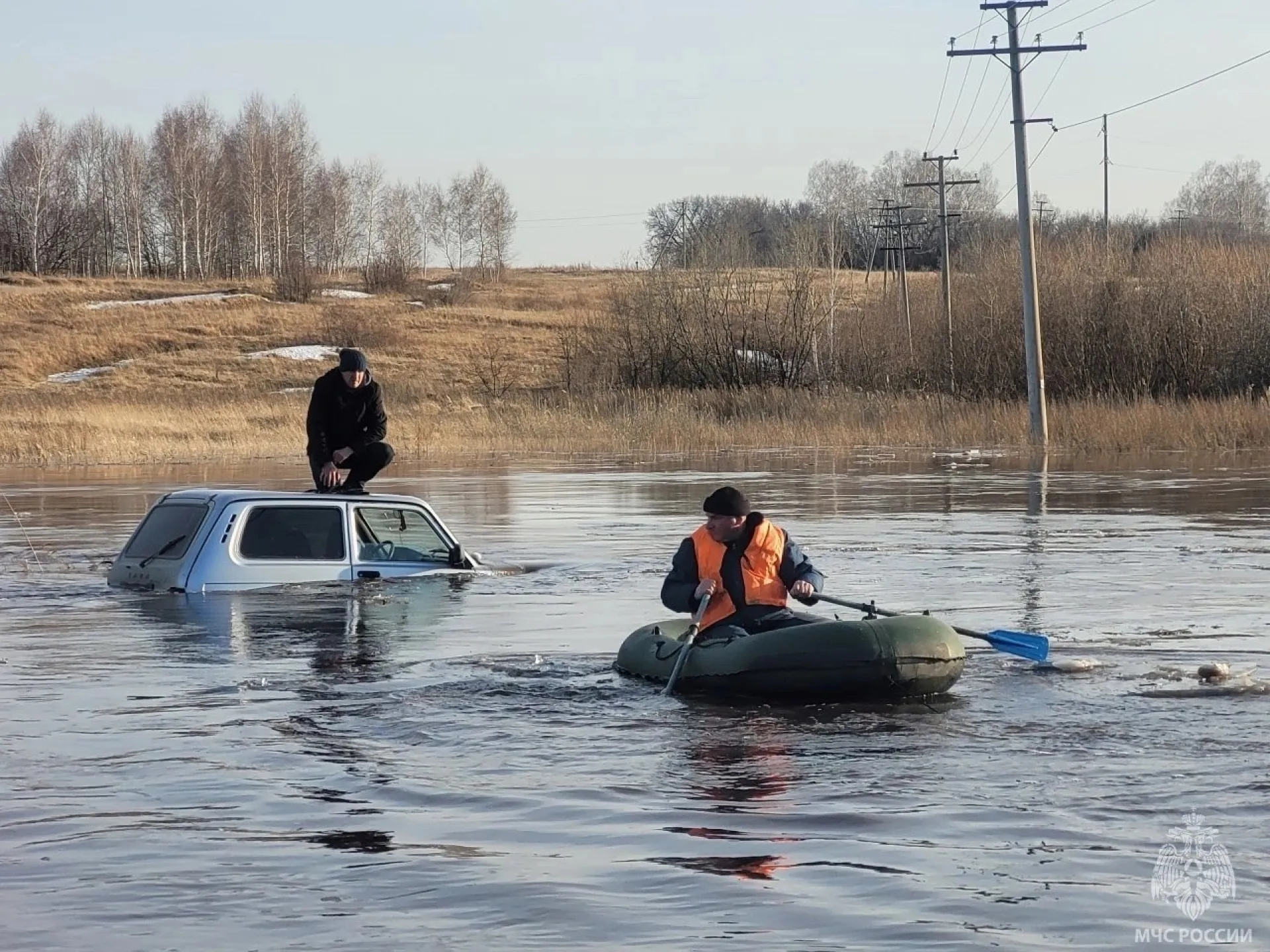 На алтайской трассе автомобиль утонул в талых водах На алтайской трассе автомобиль утонул в талых водах