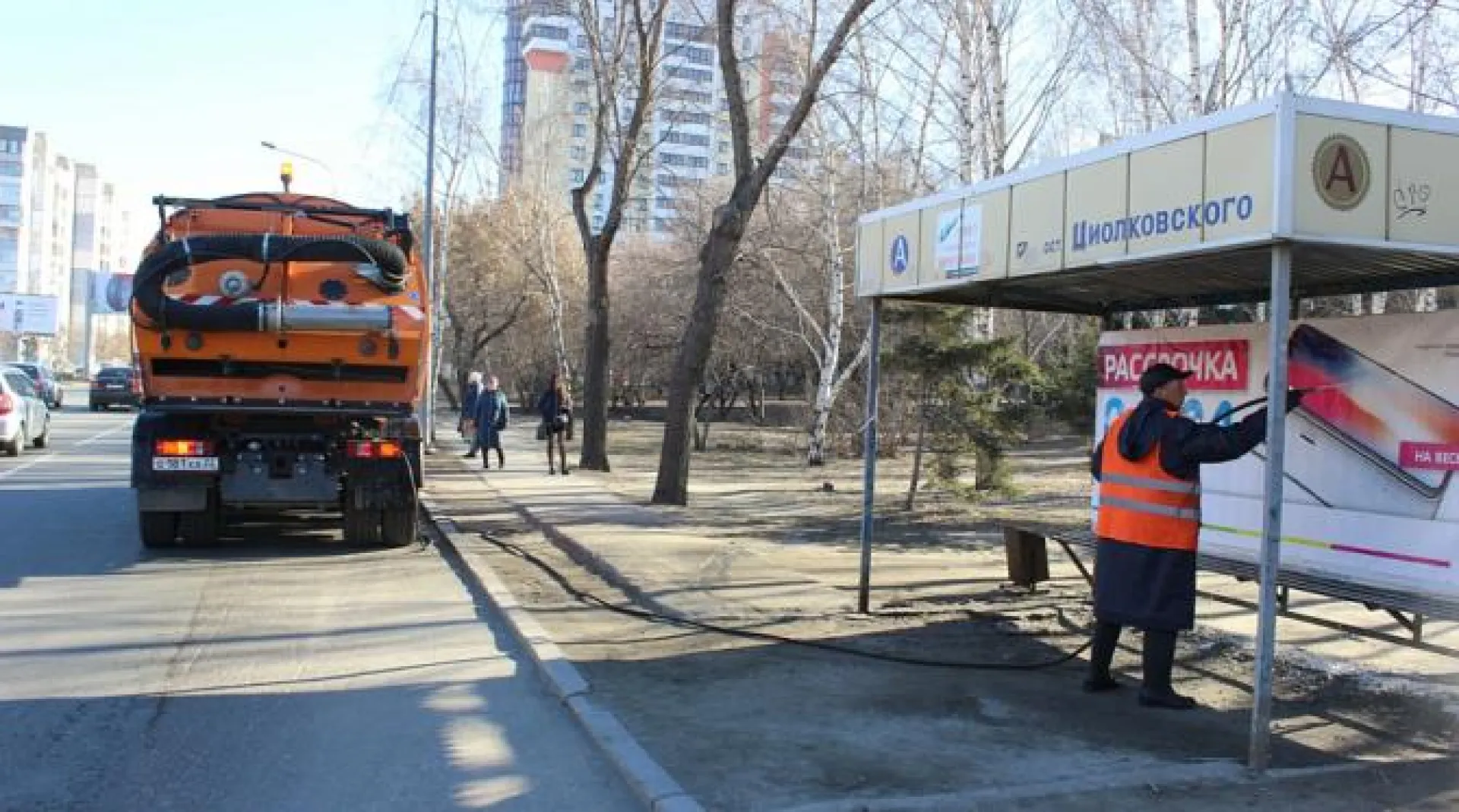 Остановки общественного транспорта моют барнаульские дорожники