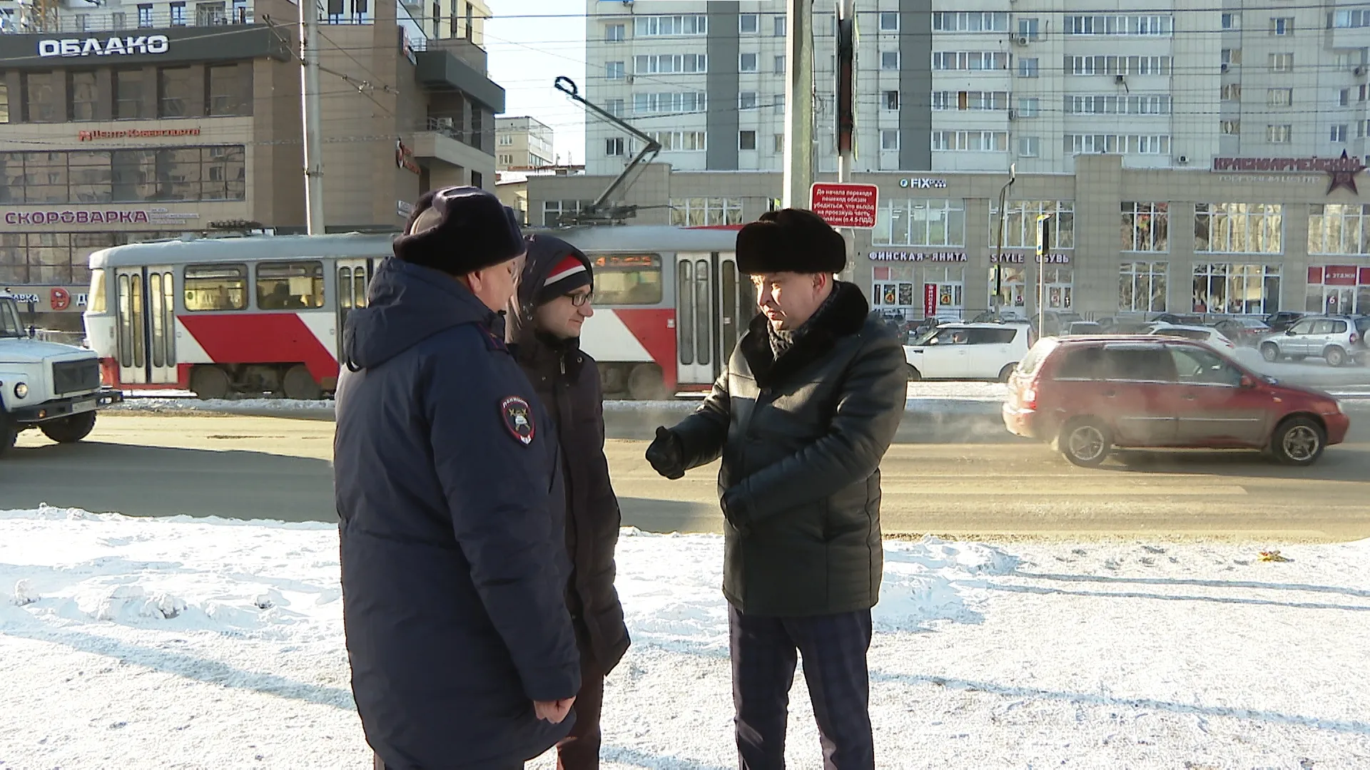 Министр транспорта Алтайского края Антон Воронов провел выездное совещание возле пешеходного перехода Министр транспорта Алтайского края Антон Воронов провел выездное совещание возле пешеходного перехода