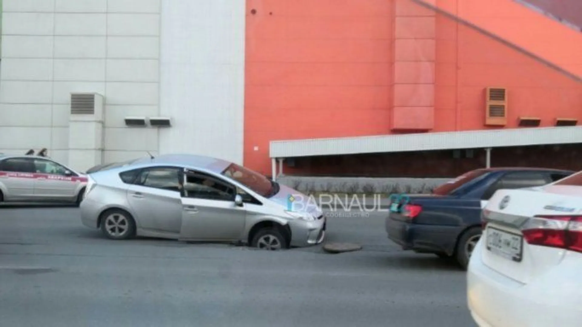 Автомобиль провалился в открытый люк в Барнауле Автомобиль провалился в открытый люк в Барнауле
