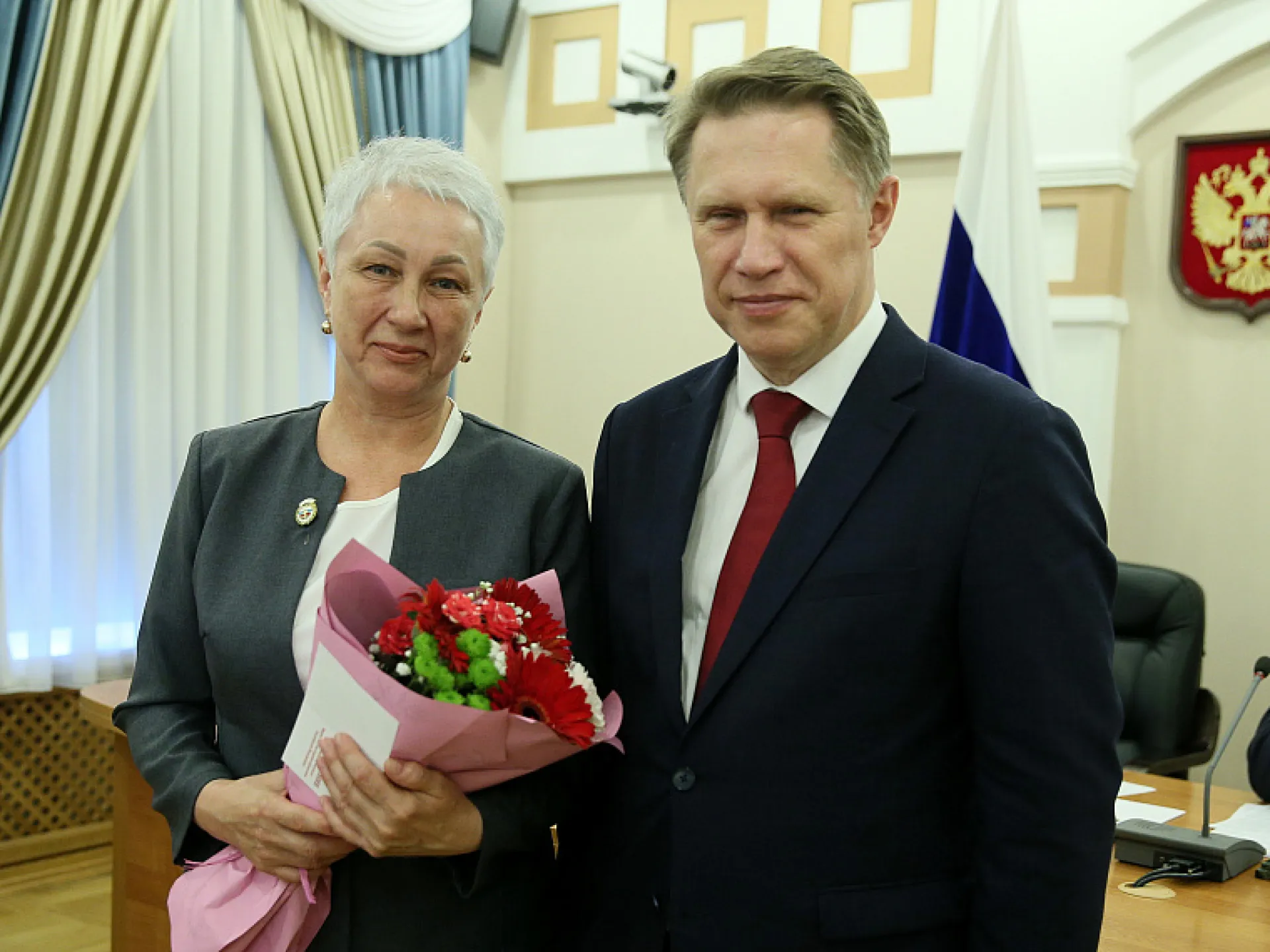 Министр здравоохранения Мурашко вручил награды медикам из Алтайского края