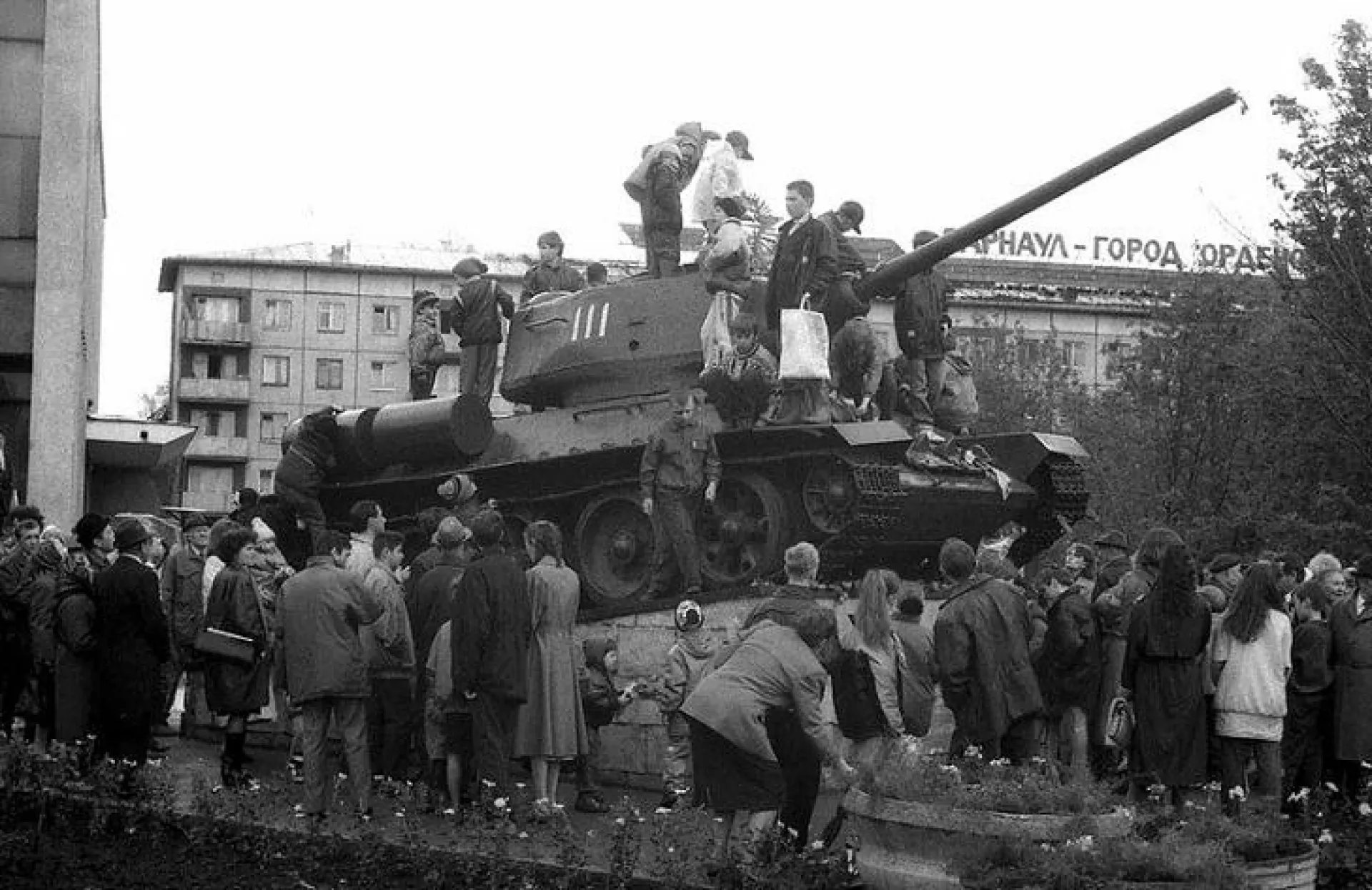 30 лет назад у кинотеатра «Мир» в Барнауле установили танк Т-34 30 лет назад у кинотеатра «Мир» в Барнауле установили танк Т-34