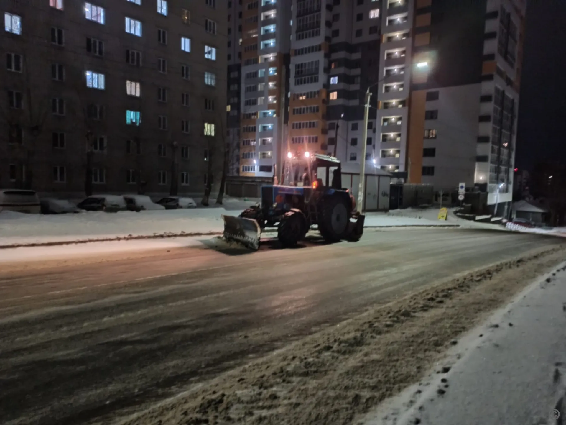 Улицы Барнаула обрабатывают противогололёдными материалами Улицы Барнаула обрабатывают противогололёдными материалами