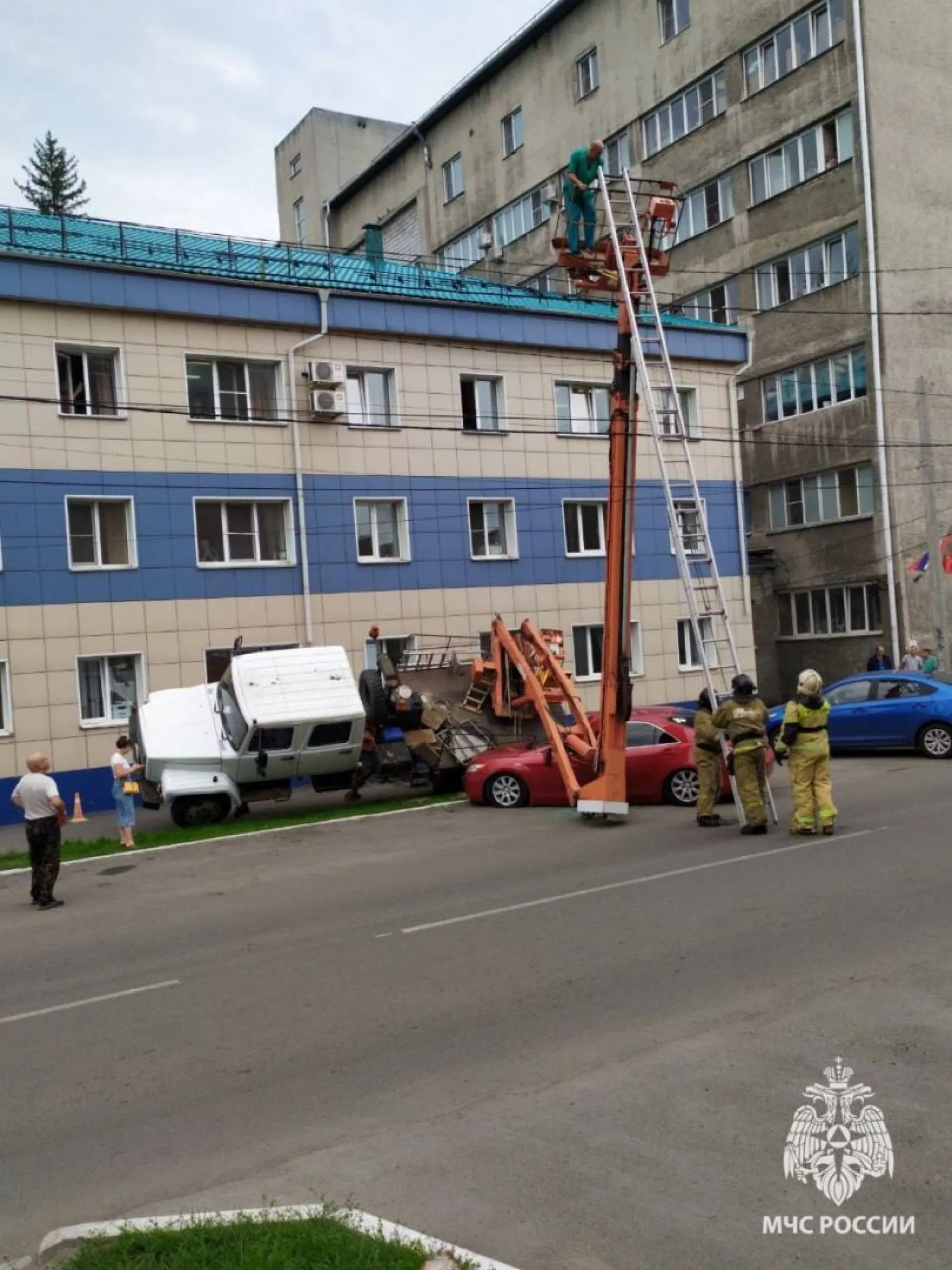 В МЧС рассказали подробности о падении автовышки в Барнауле В МЧС рассказали подробности о падении автовышки в Барнауле
