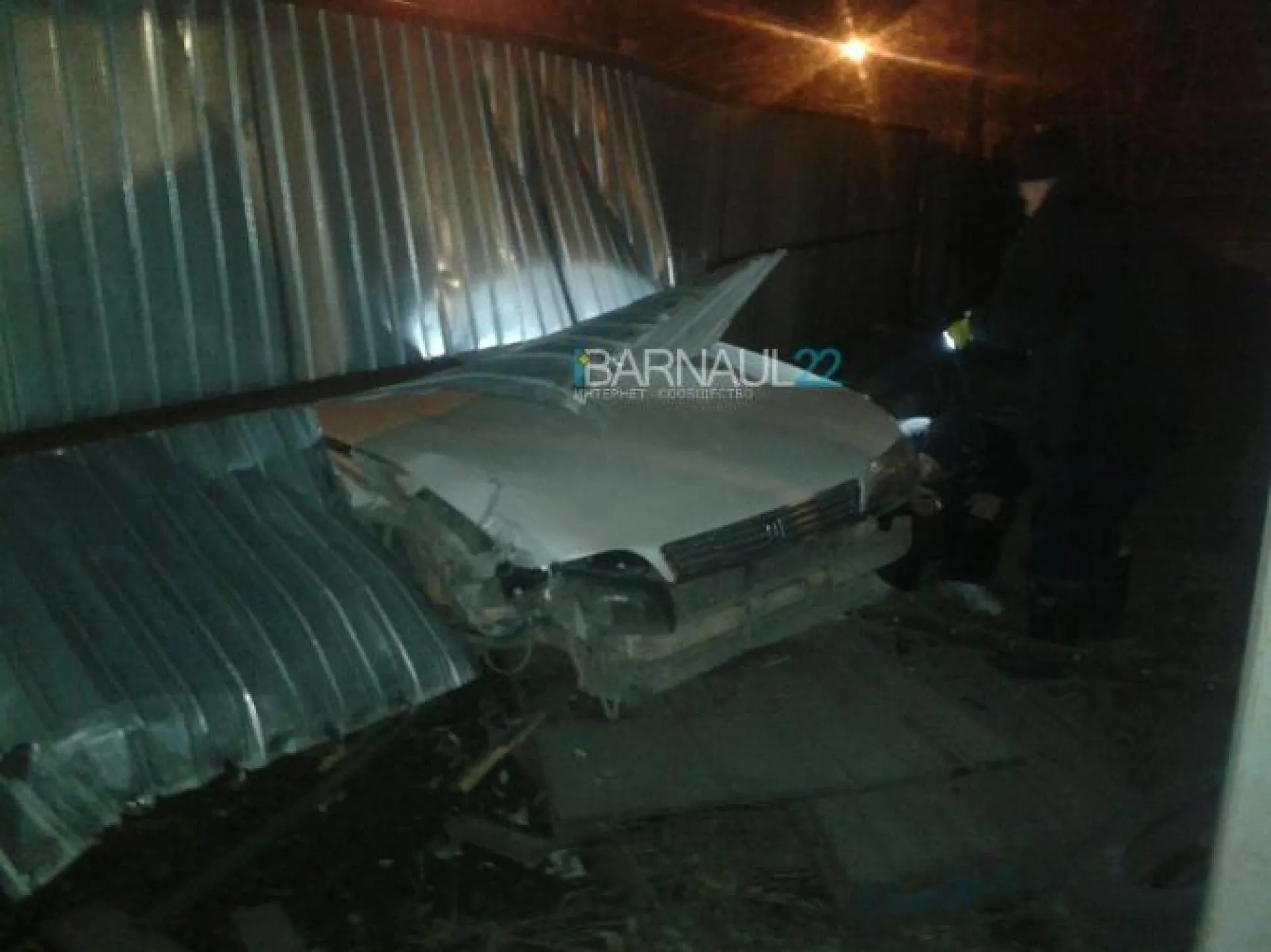 Фото: автомобиль протаранил забор в Барнауле Фото: автомобиль протаранил забор в Барнауле