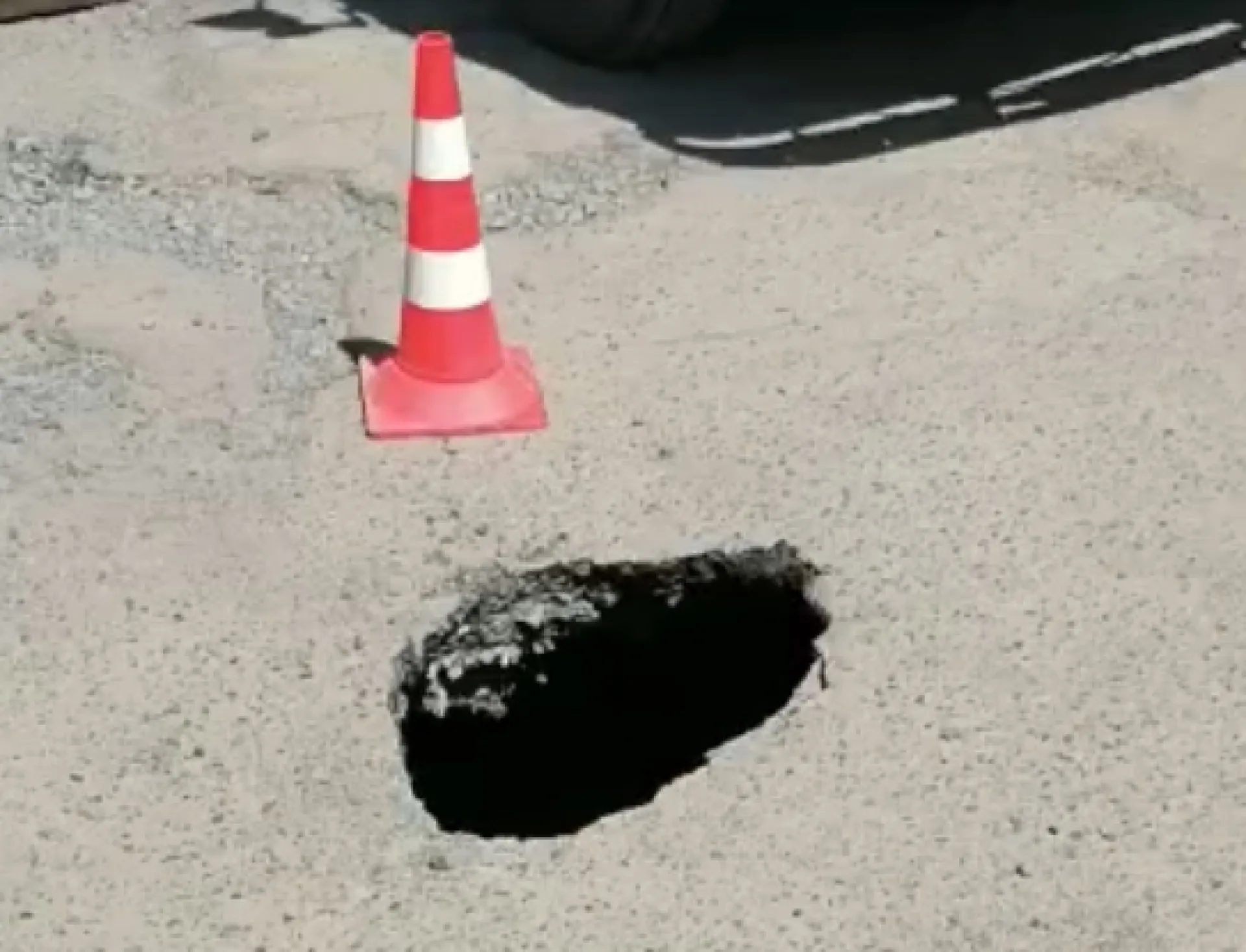 Асфальт обвалился на одной из барнаульских улиц Асфальт обвалился на одной из барнаульских улиц