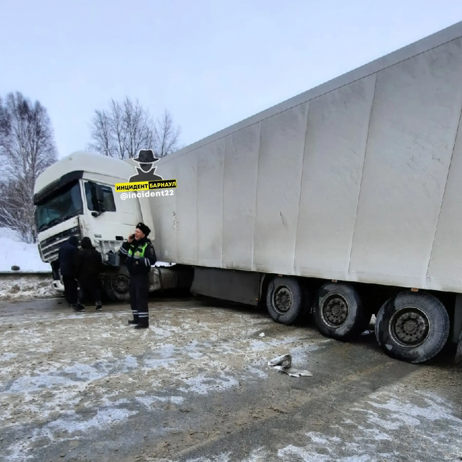 Фура перегородила проезжую часть Чуйского тракта Фура перегородила проезжую часть Чуйского тракта