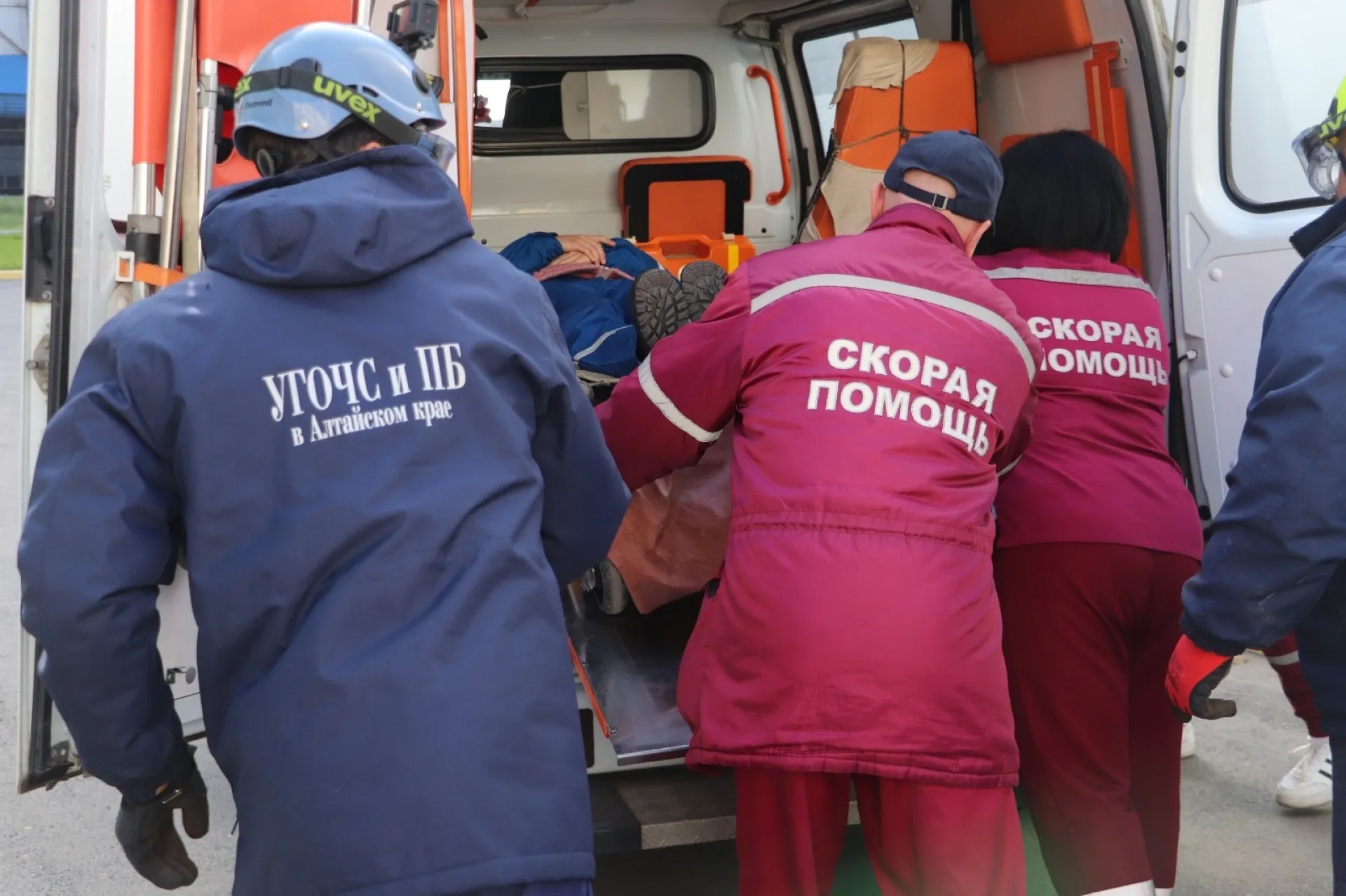 Спасатели помогли транспортировать крупногабаритного барнаульца Спасатели помогли транспортировать крупногабаритного барнаульца