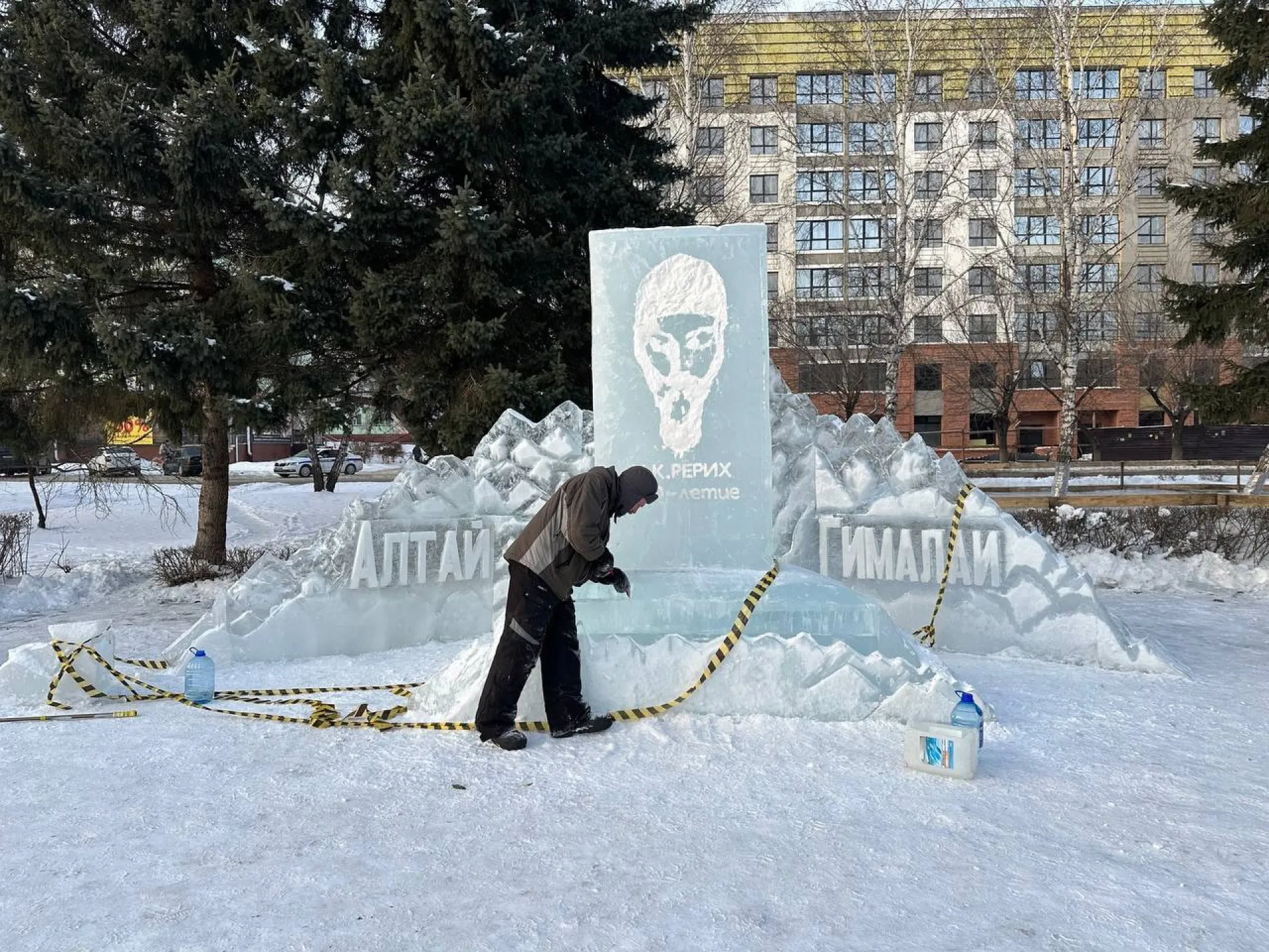 «Надгробие» Николая Рериха в снежном городке возмутило бийчан «Надгробие» Николая Рериха в снежном городке возмутило бийчан