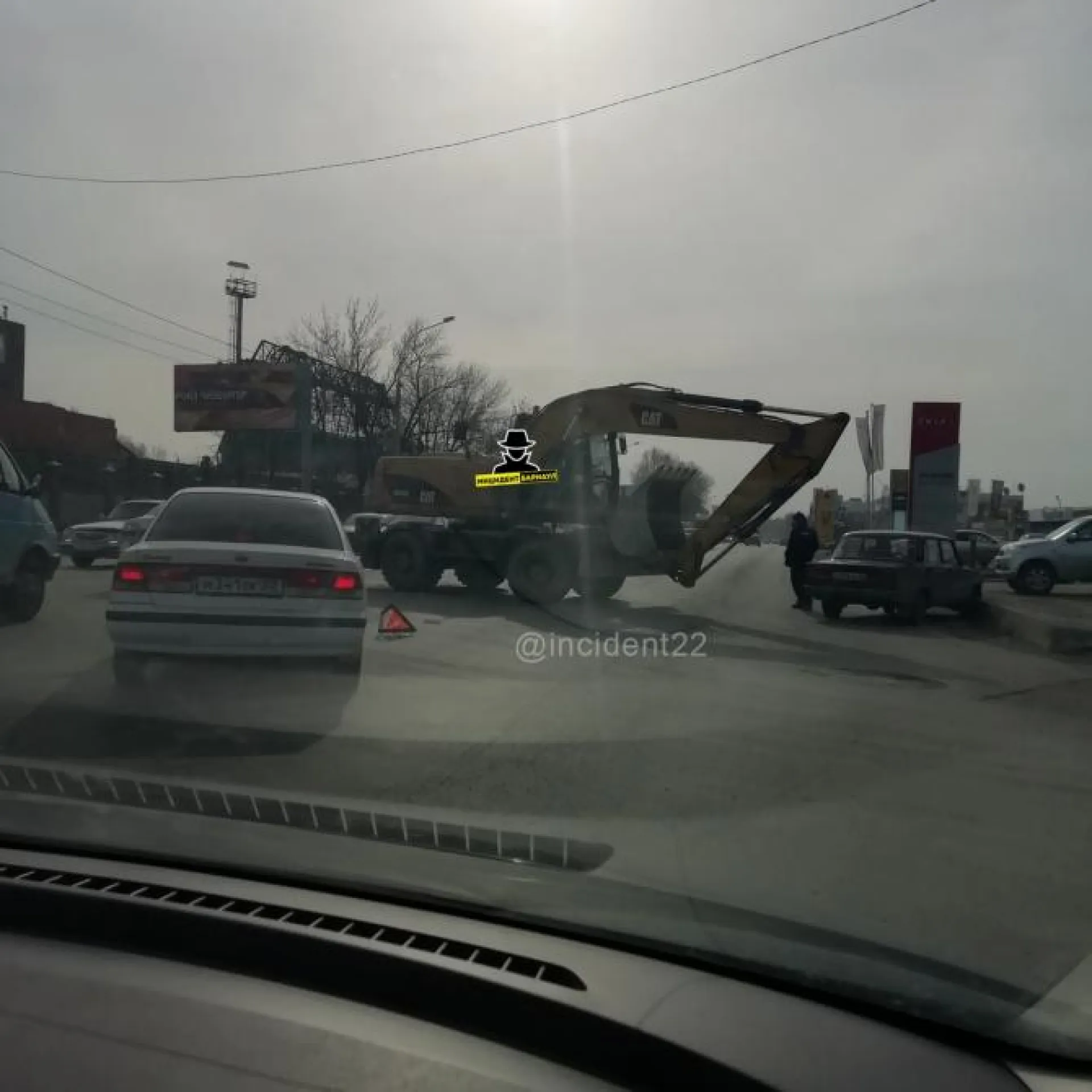 Видео: ДТП с участием экскаватора произошло в Барнауле