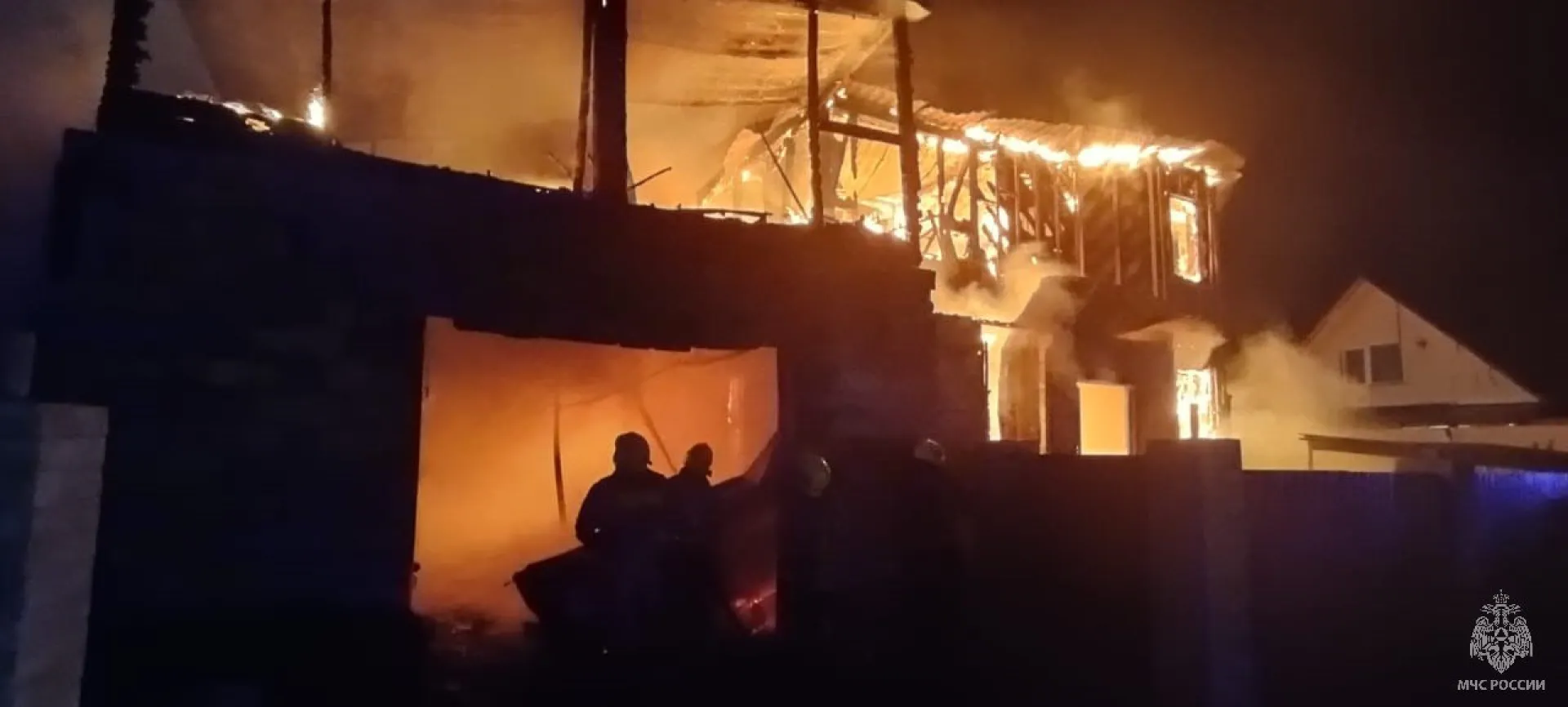 Крупный пожар произошел в барнаульском поселке Крупный пожар произошел в барнаульском поселке