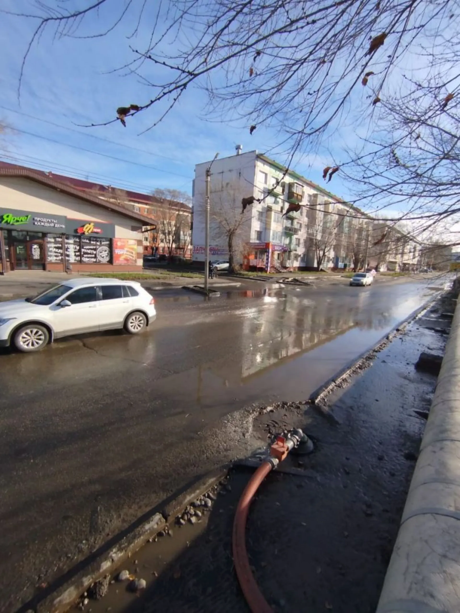 Дождевую воду откачивают с дорог в Бийске Дождевую воду откачивают с дорог в Бийске
