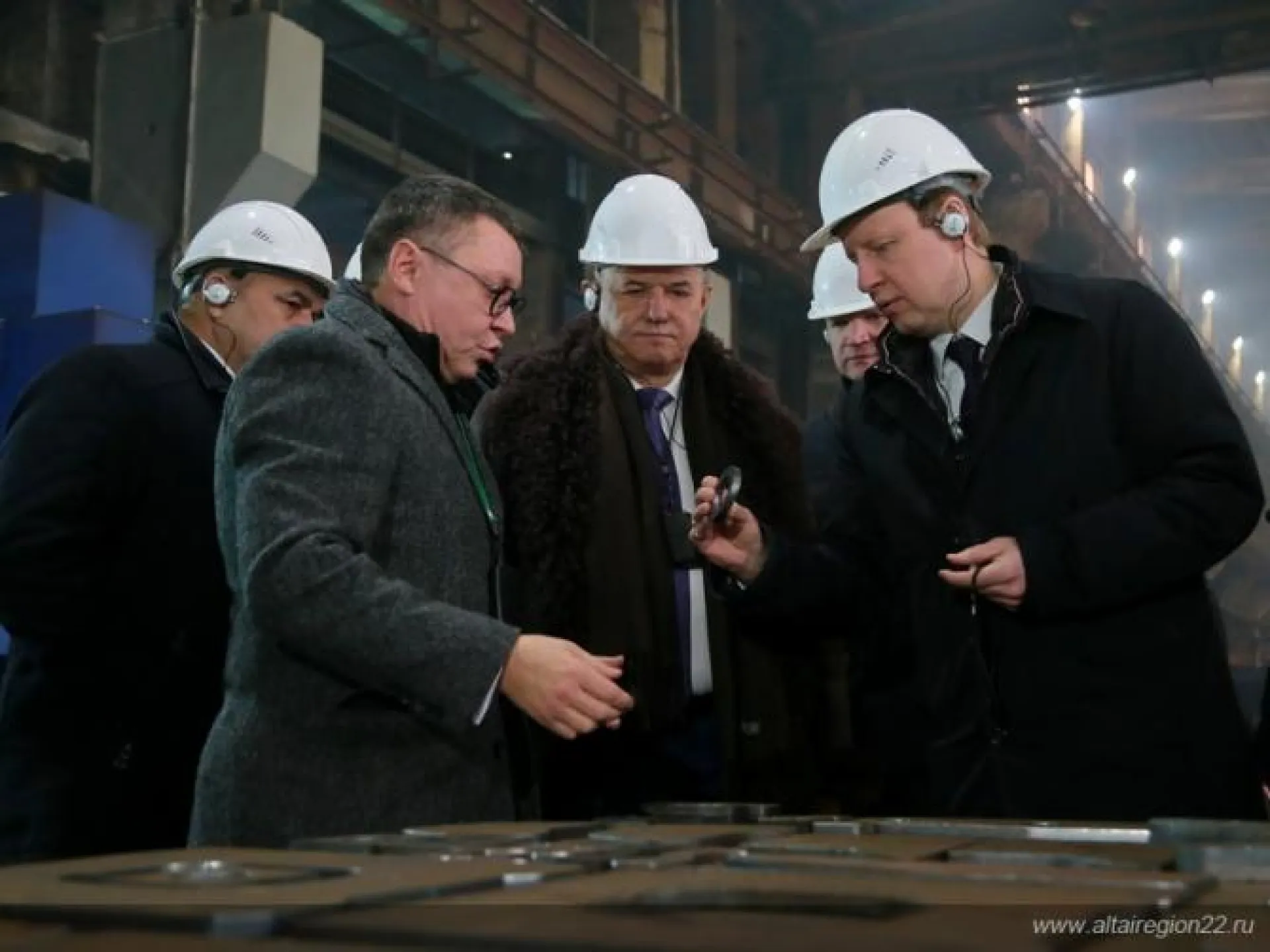 Губернатор Виктор Томенко посетил предприятие «Алтайвагон»