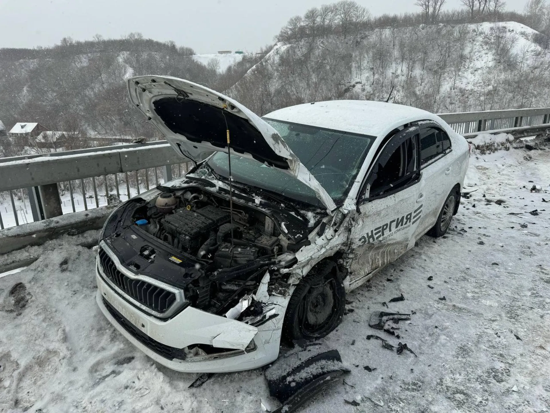 Жесткое столкновение автобуса и легковушки произошло на старом мосту в Барнауле Жесткое столкновение автобуса и легковушки произошло на старом мосту в Барнауле