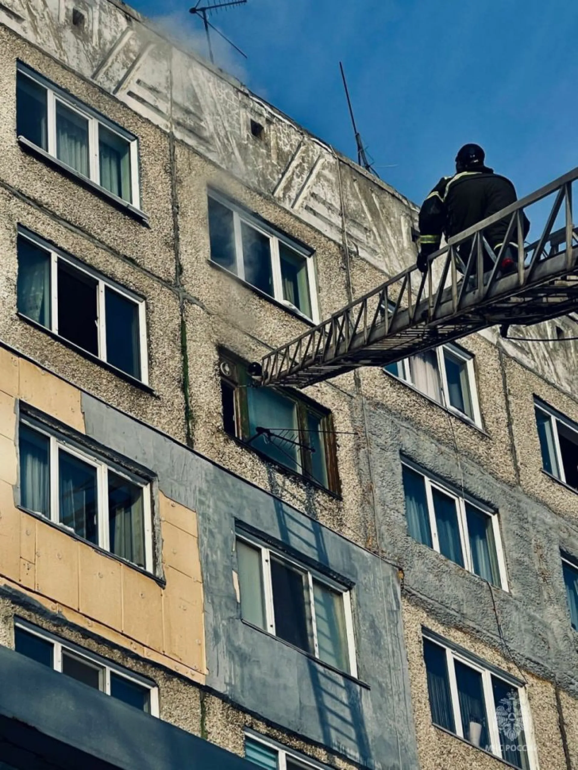 Пожар произошел рано утром в барнаульской девятиэтажке Пожар произошел рано утром в барнаульской девятиэтажке