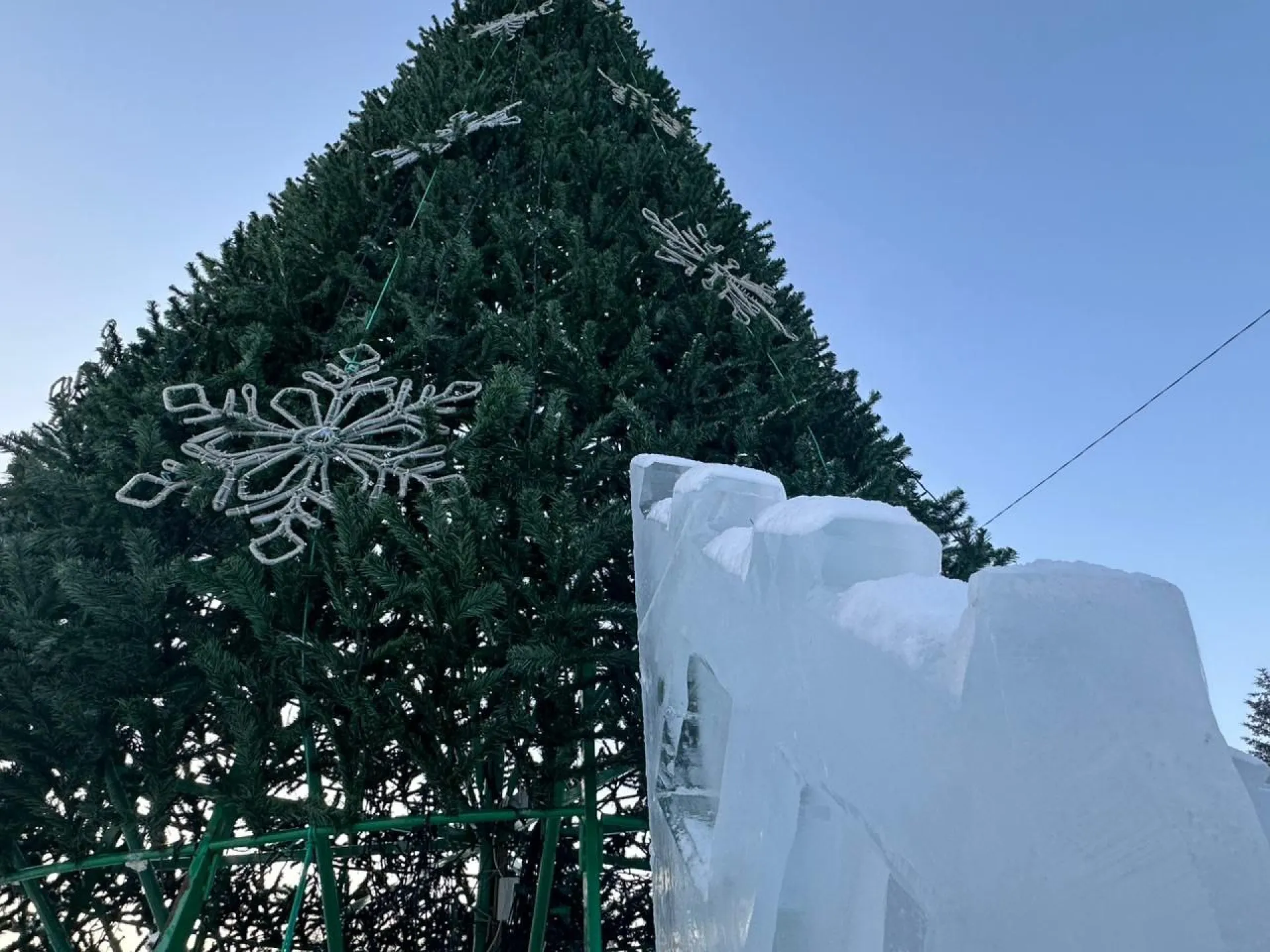 Новогодний городок готовят к открытию в Бийске Новогодний городок готовят к открытию в Бийске