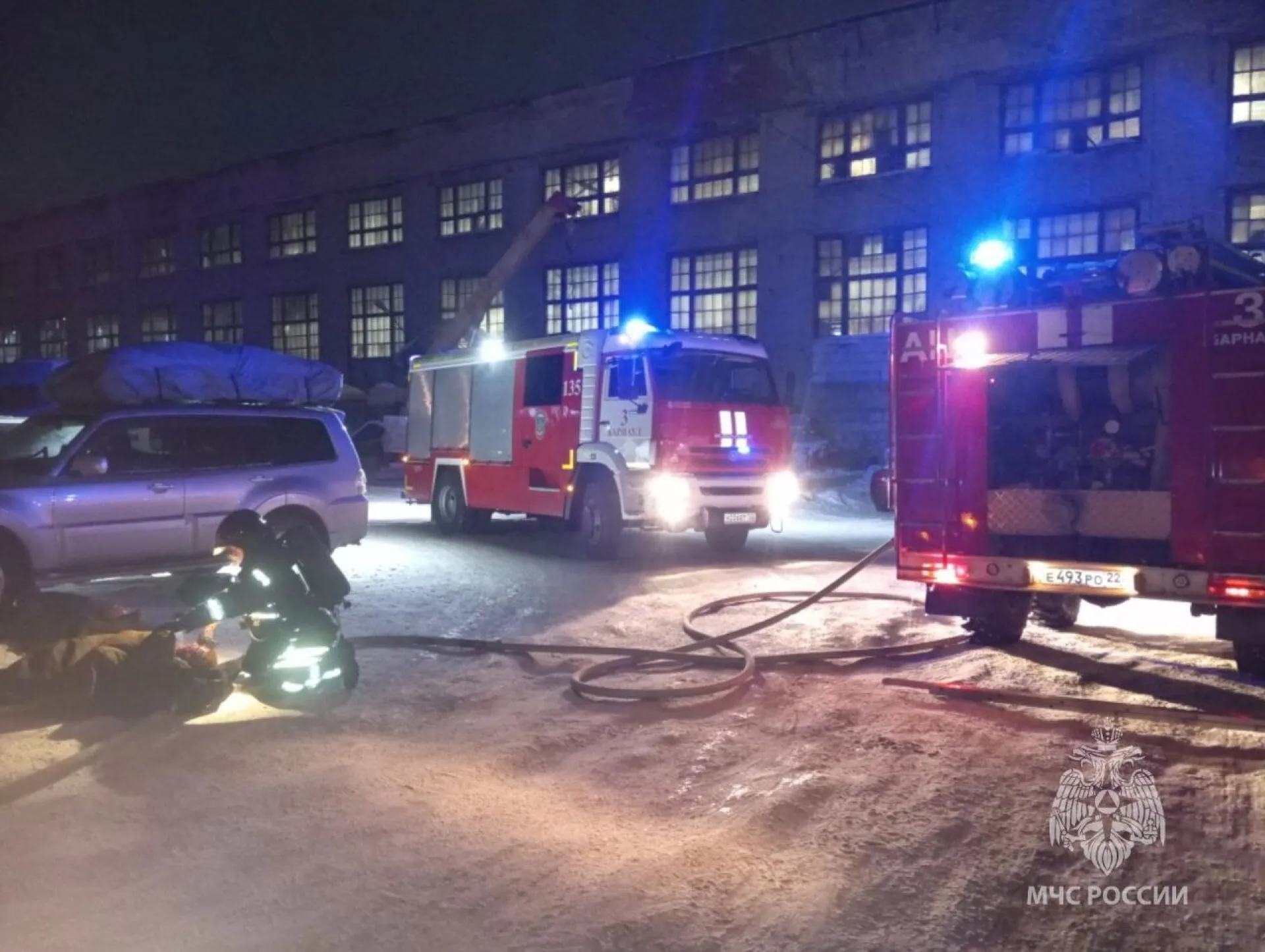 Два человека пострадали при пожаре в Барнауле