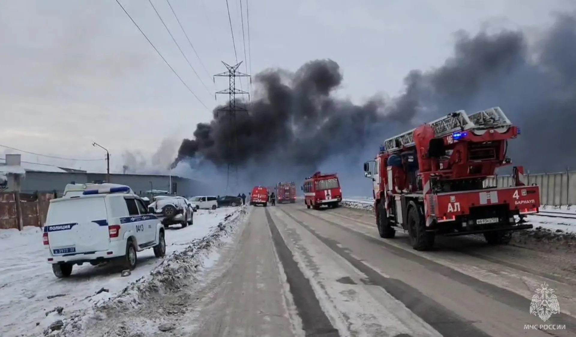 Пожар в автосервисе тушат в Барнауле Пожар в автосервисе тушат в Барнауле