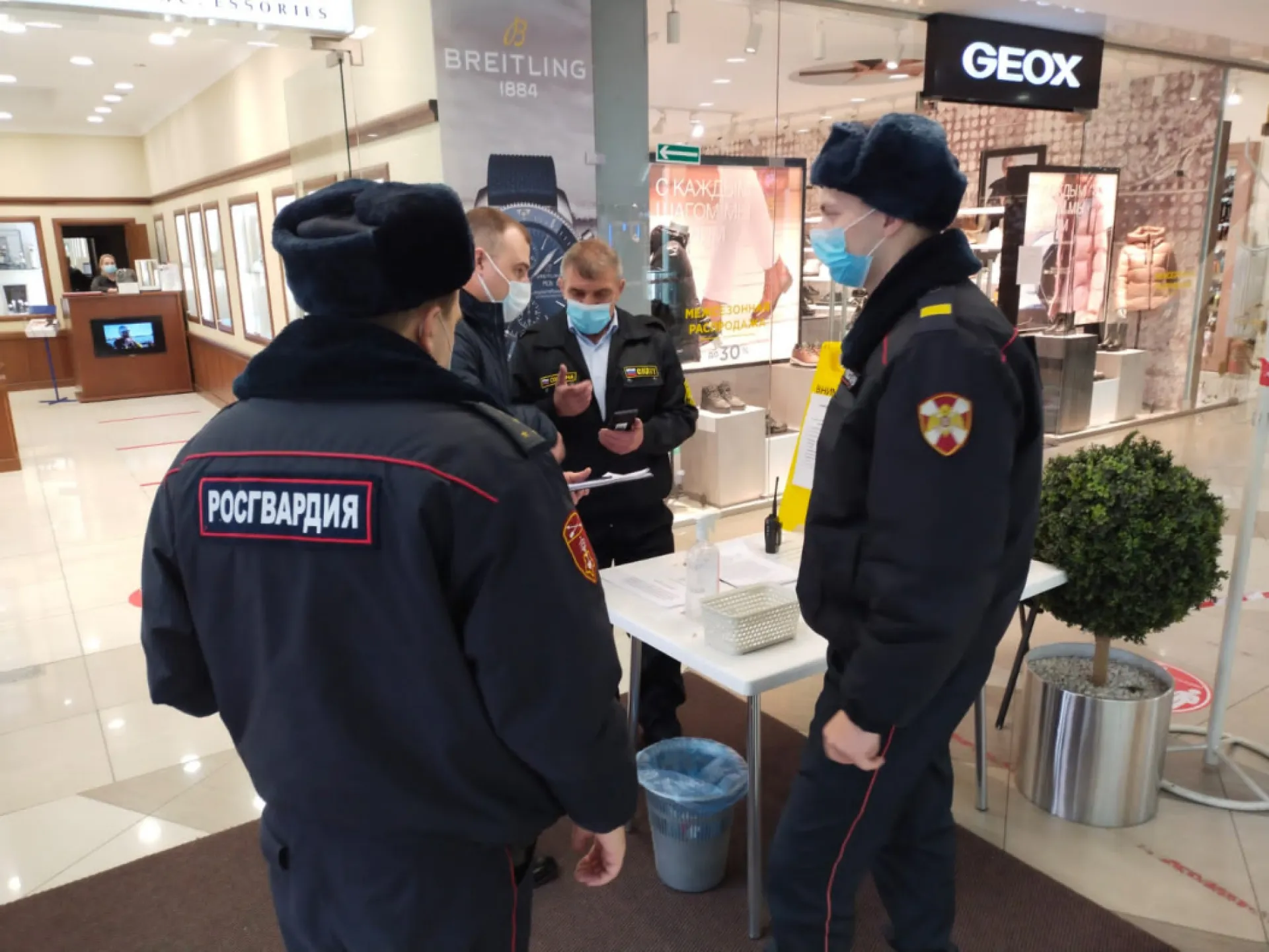 Нарушения есть. 48 объектов проверили в Барнауле во время рейда по соблюдению противоковидных правил Нарушения есть. 48 объектов проверили в Барнауле во время рейда по соблюдению противоковидных правил