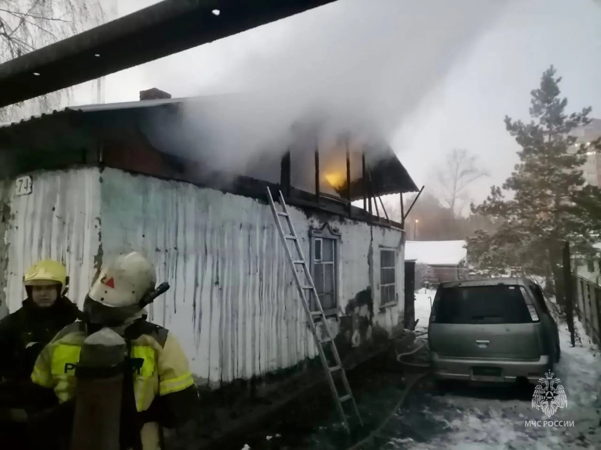 В Барнауле из-за перекала печи загорелся частный дом В Барнауле из-за перекала печи загорелся частный дом