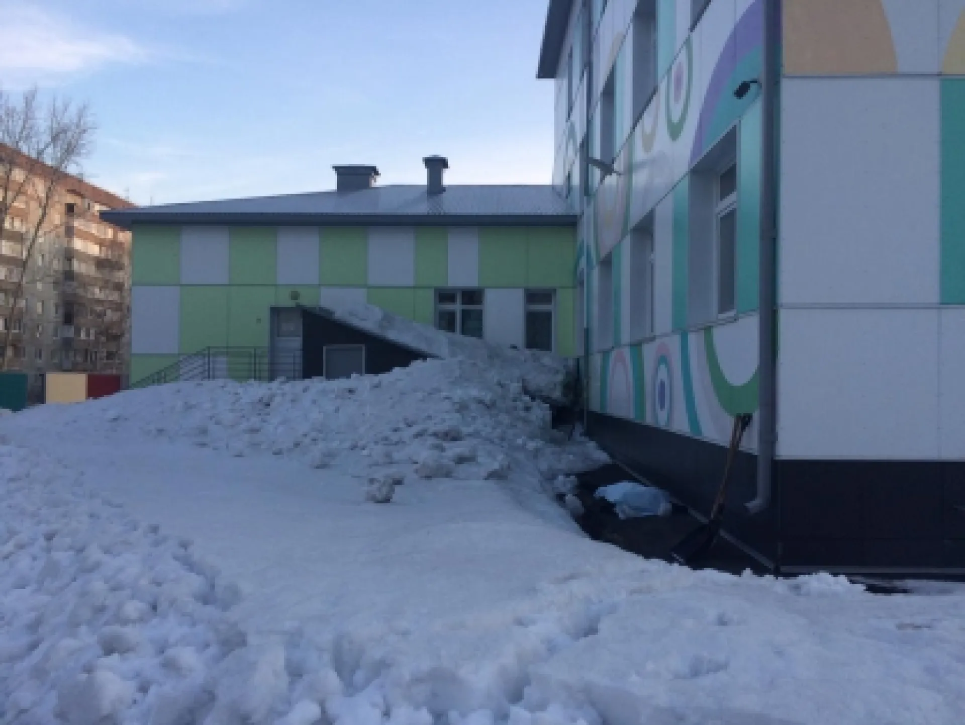 Стали известны подробности гибели дворника при уборке снега в детском саду в Барнауле