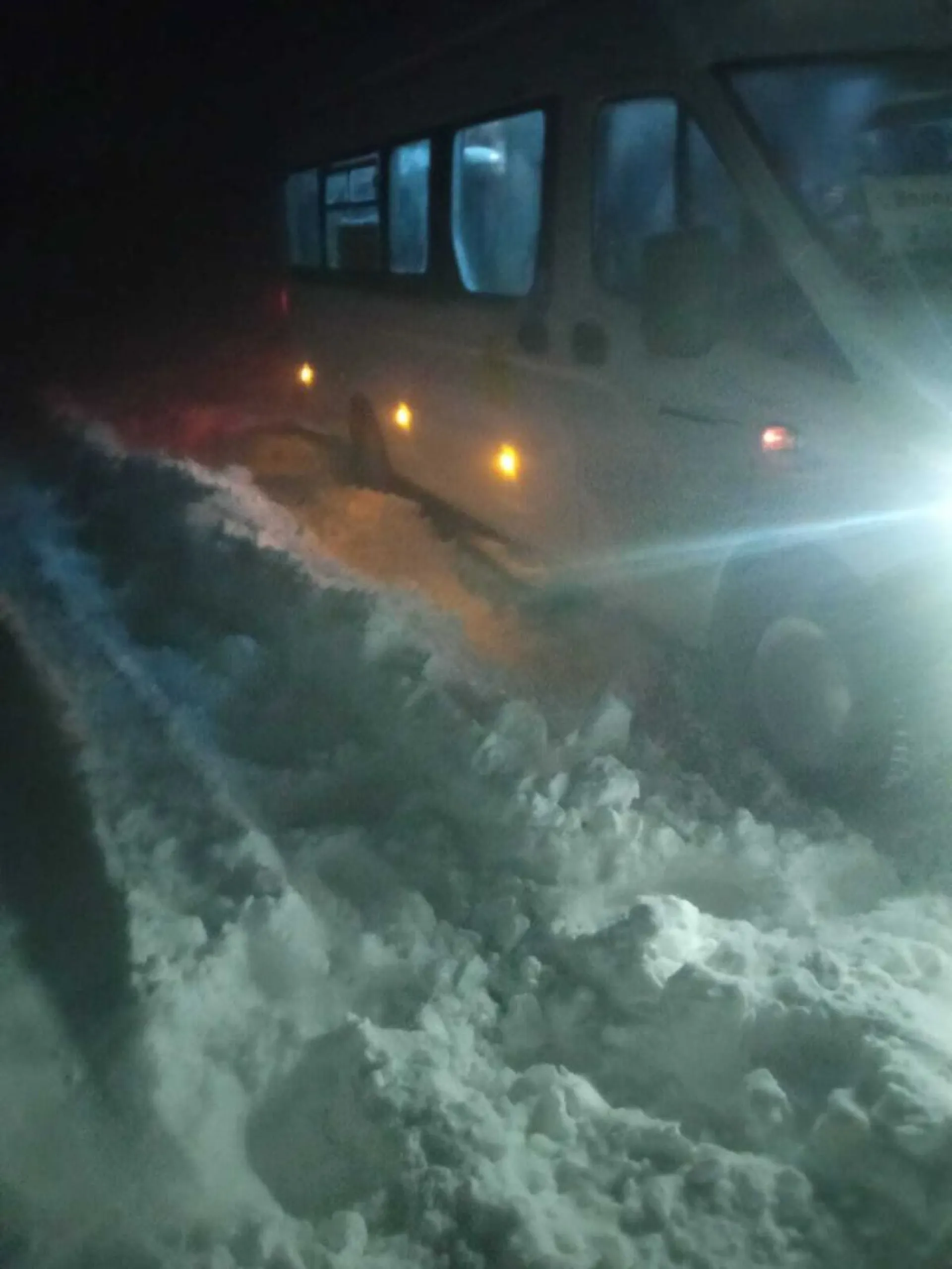 Пассажирский автобус застрял на трассе в Алтайском крае Пассажирский автобус застрял на трассе в Алтайском крае