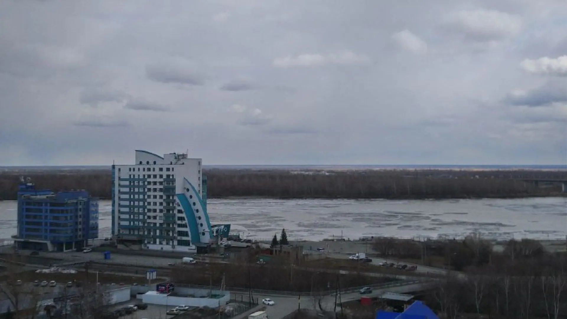 На Оби в районе Нового моста в Барнауле тронулся лед На Оби в районе Нового моста в Барнауле тронулся лед