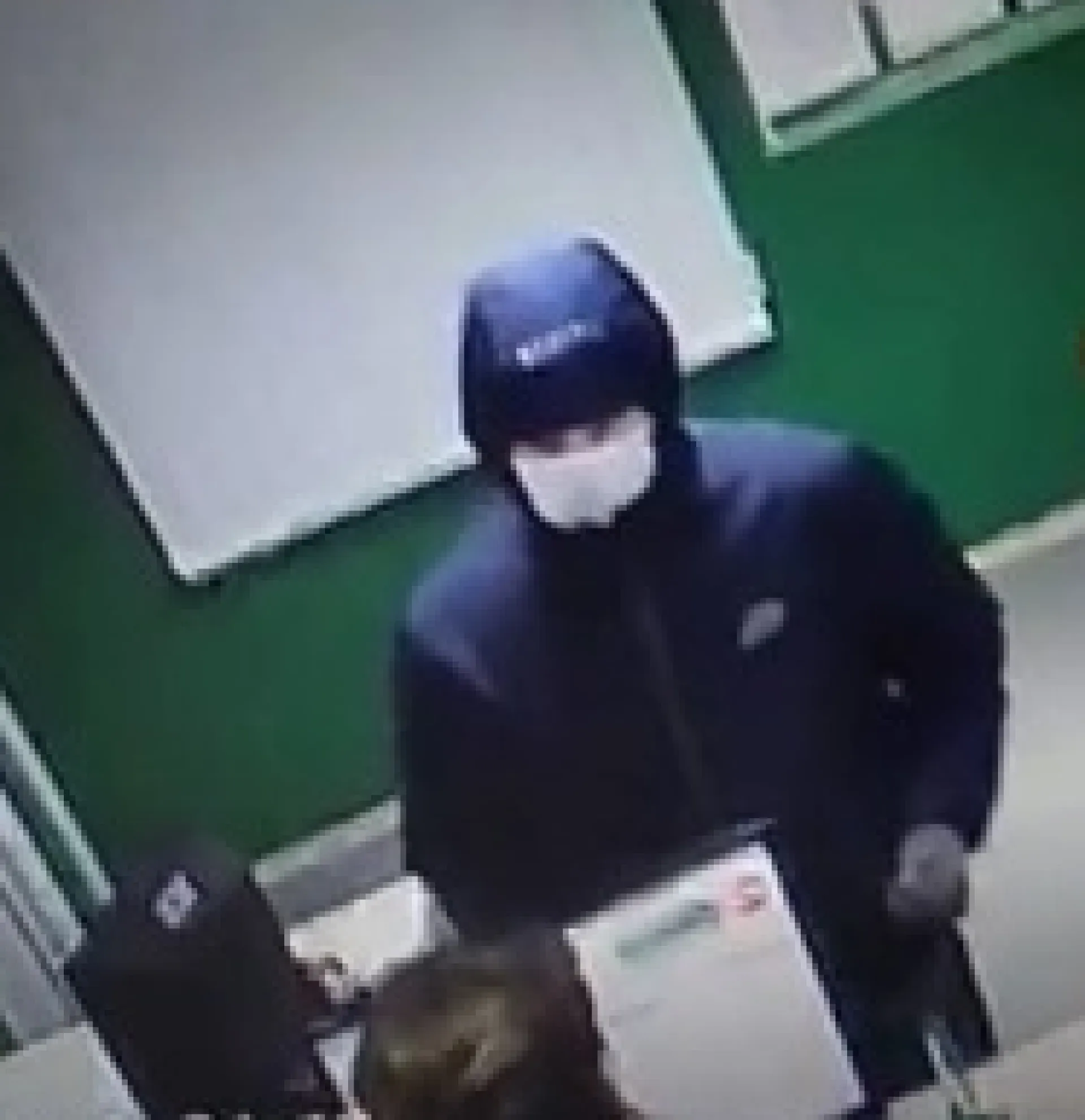 Полицейские просят помощи в розыске преступника в Барнауле