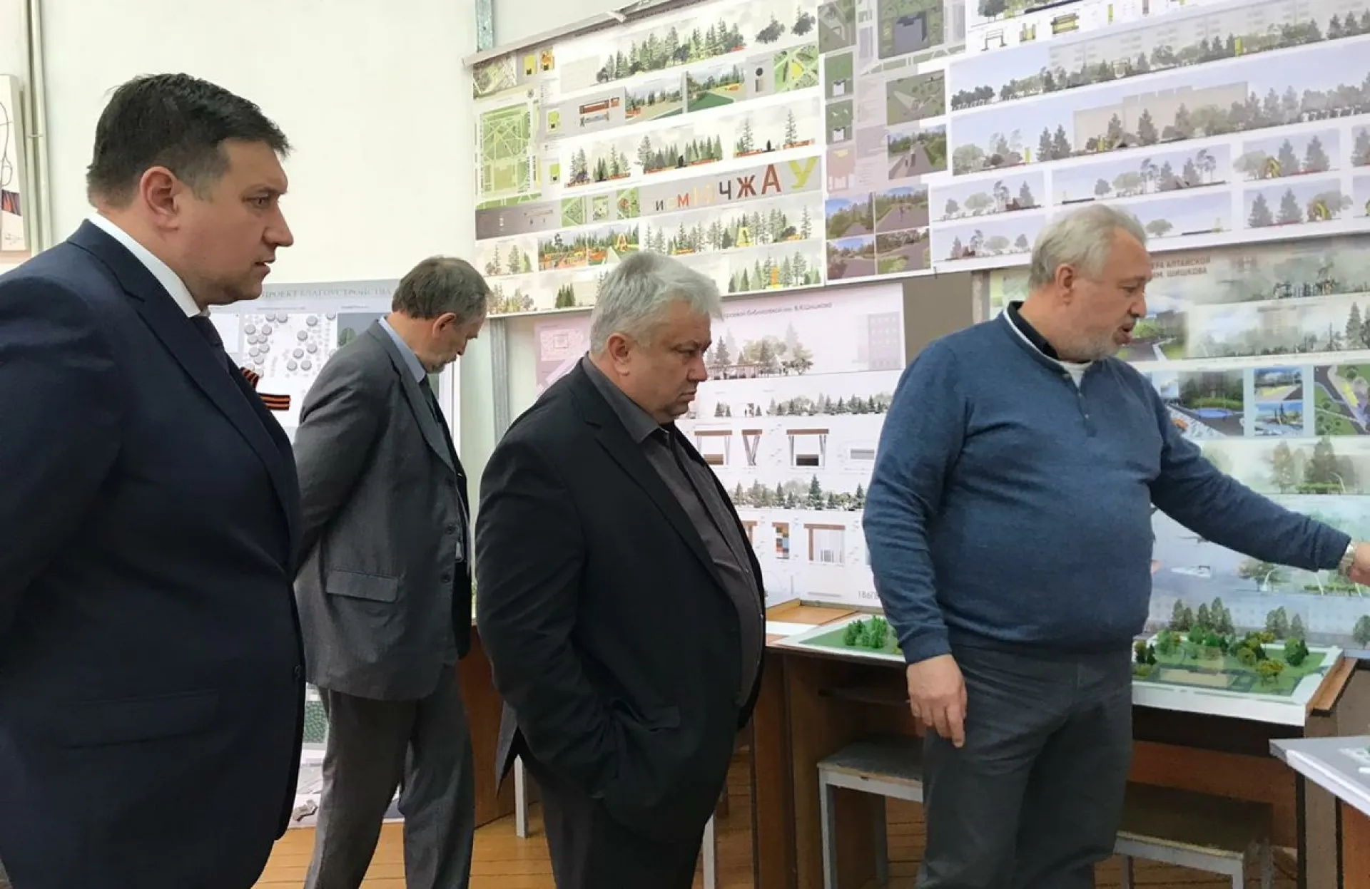 Министр транспорта Алтайского края оценил варианты благоустройства сквера у библиотеки имени Шишкова Министр транспорта Алтайского края оценил варианты благоустройства сквера у библиотеки имени Шишкова