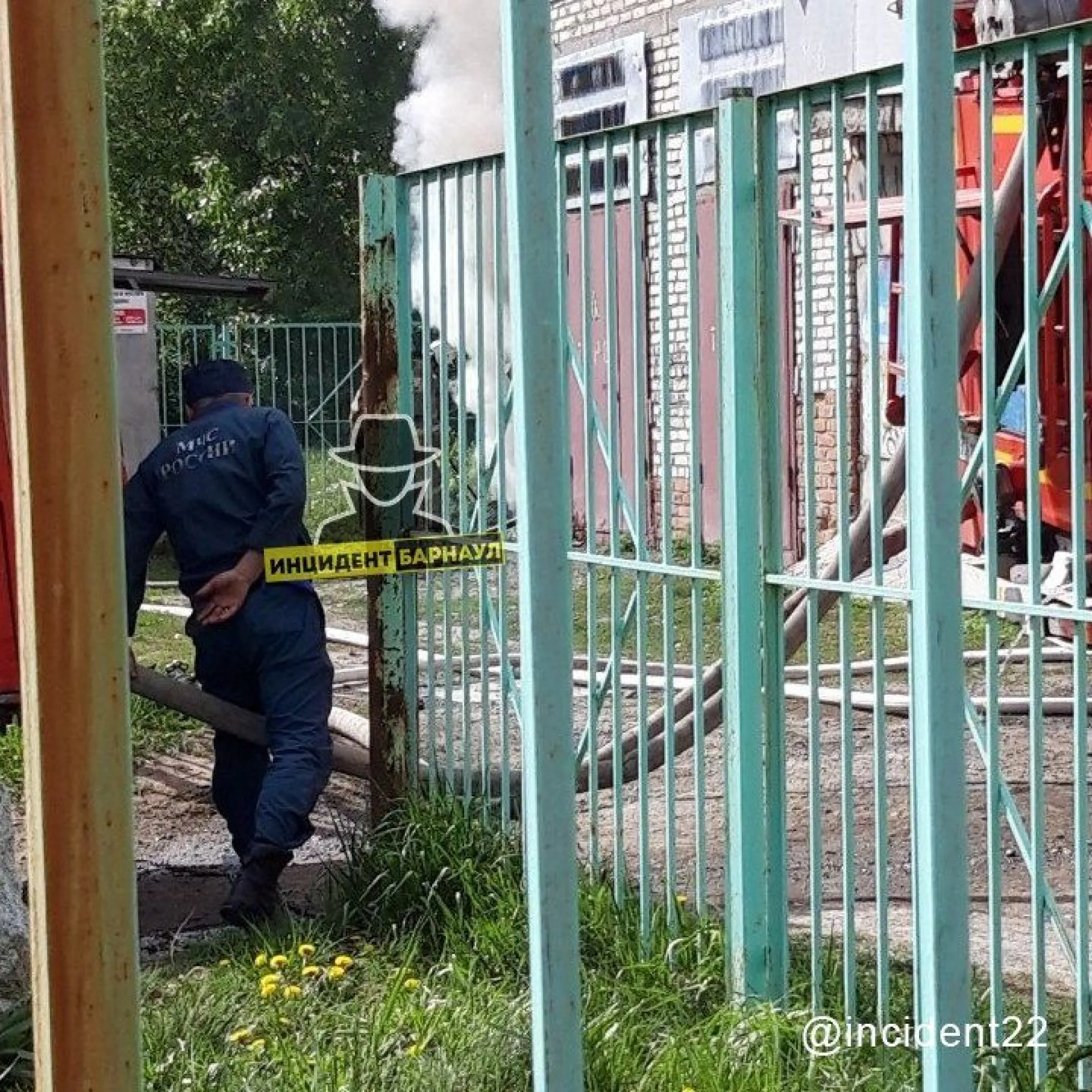 Соцсети: гараж горит около школы в Барнауле