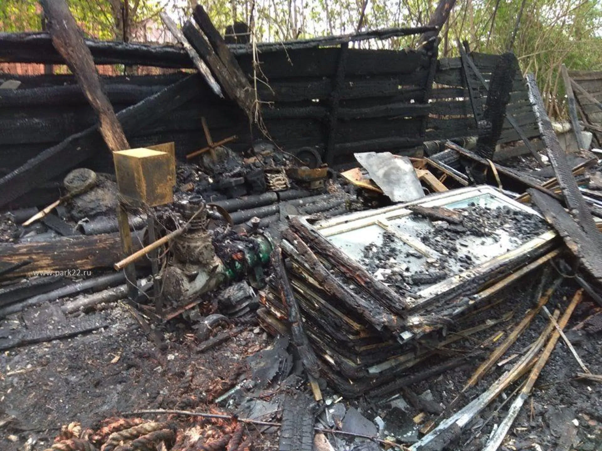 Пожар произошел в барнаульском парке «Изумрудный» Пожар произошел в барнаульском парке «Изумрудный»