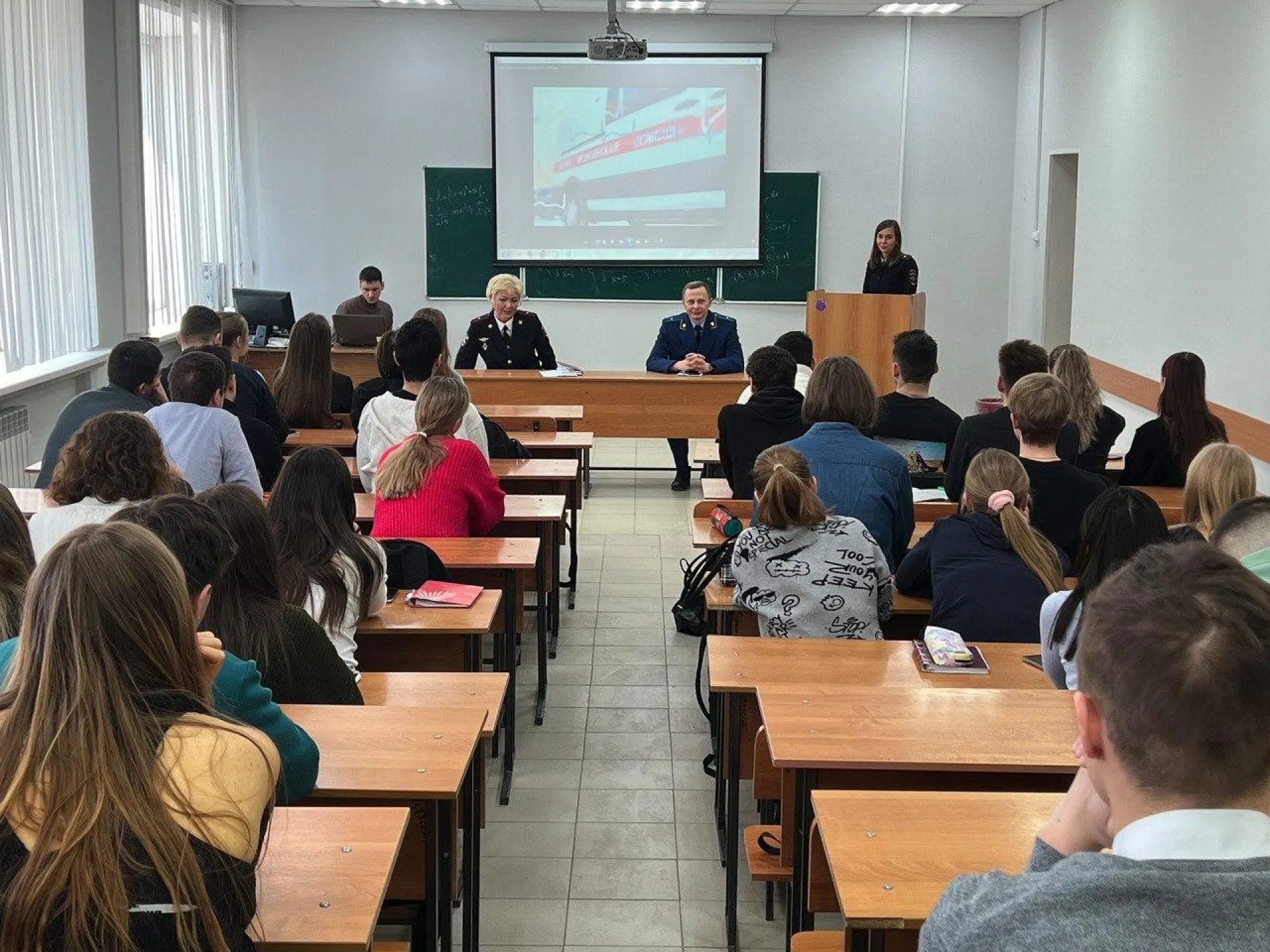 Транспортные полицейские встретились со студентами юридического института Алтайского государственного университета Транспортные полицейские встретились со студентами юридического института Алтайского государственного университета